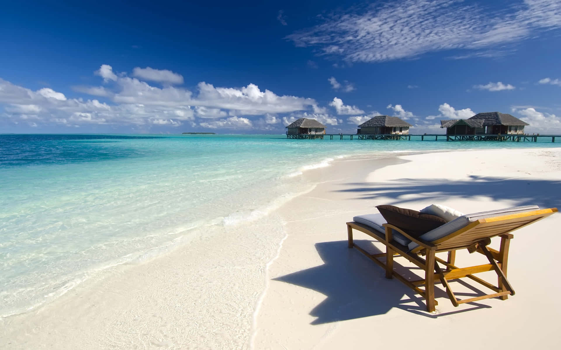 Berolige billeder af en tropisk strand levner dit skrivebord op.