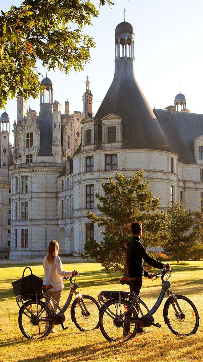 Paseoen Bicicleta Por La Tarde Château De Chambord. Fondo de pantalla