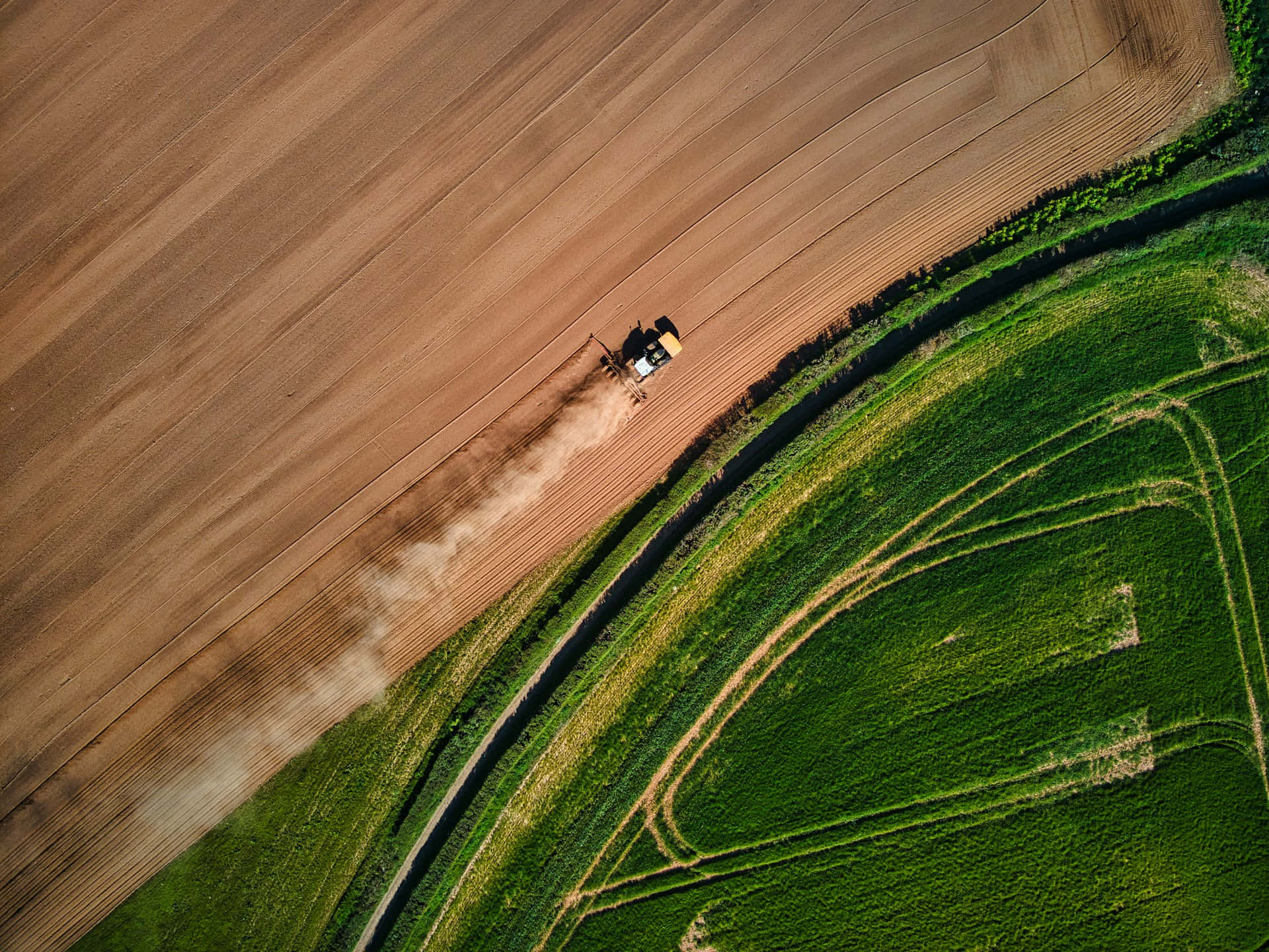 Contraste Agricole Vue Aérienne.jpg Fond d'écran