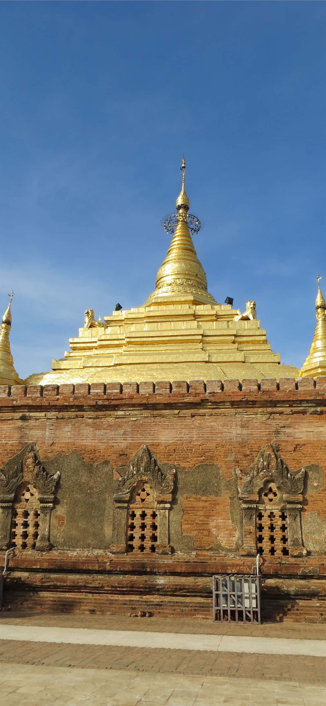 Ahlodawpyae Pagoda Near Mandalay Wallpaper
