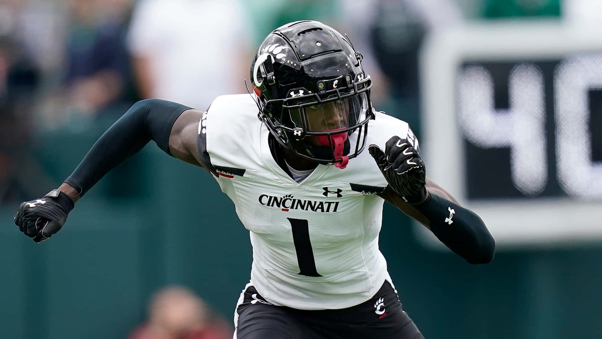 Ahmad Gardner in action during a College Football game for Cincinnati Wallpaper