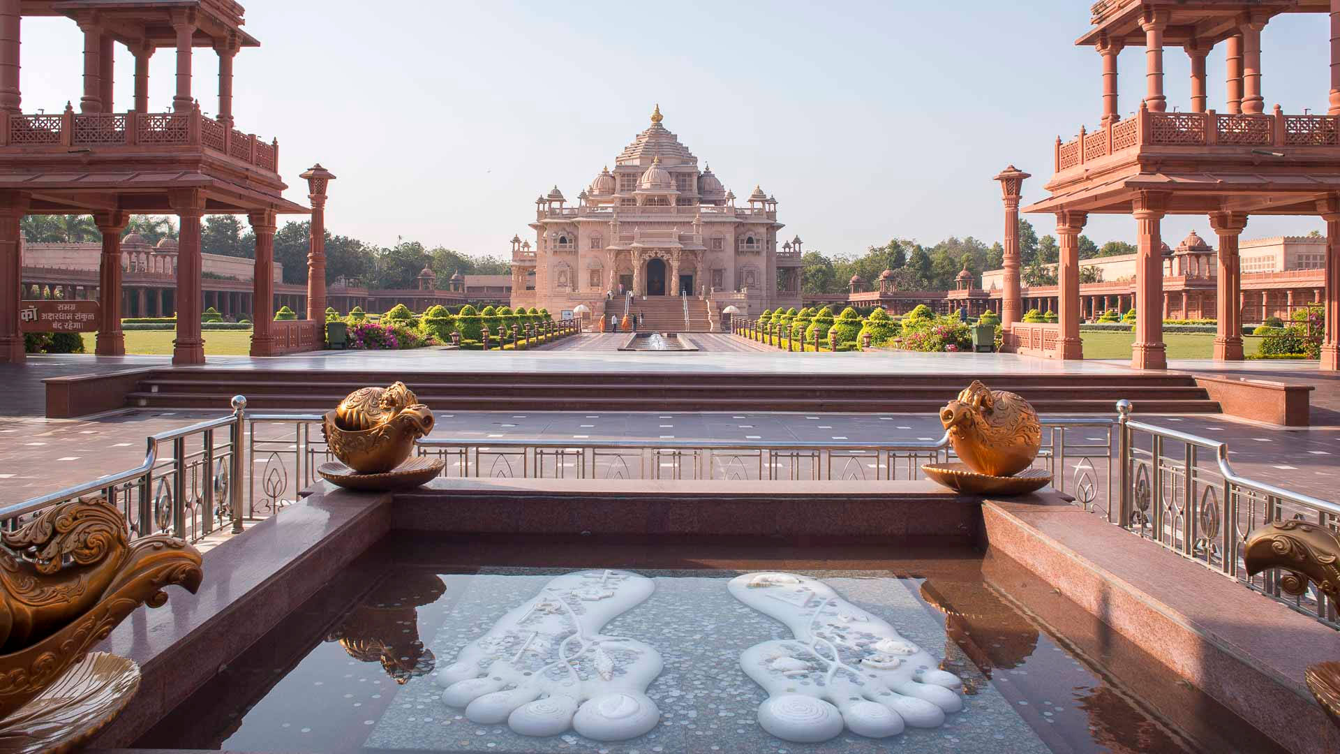 Ahmedabades Una Atracción Hindú Famosa Por Su Templo. Fondo de pantalla
