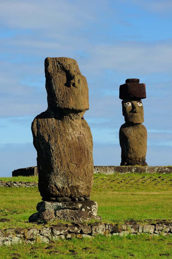 Ahu Tahai med to Moai Statuer Tapet Wallpaper
