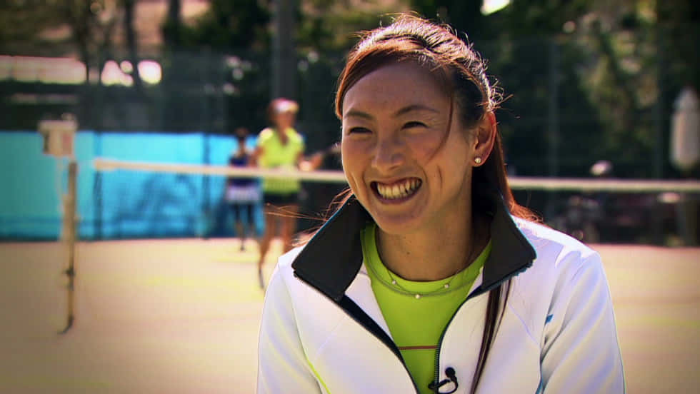 Aisugiyama Sonriendo Durante Una Entrevista. Fondo de pantalla
