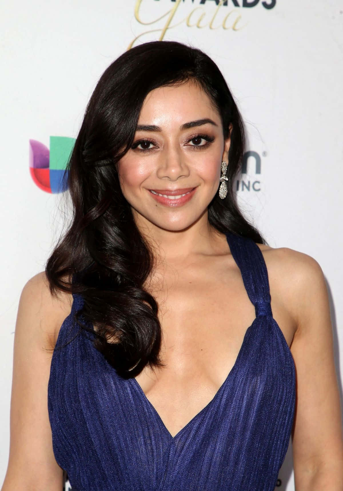 Aimee Garcia Die Elegant Poseert In Een Stijlvolle Outfit Achtergrond