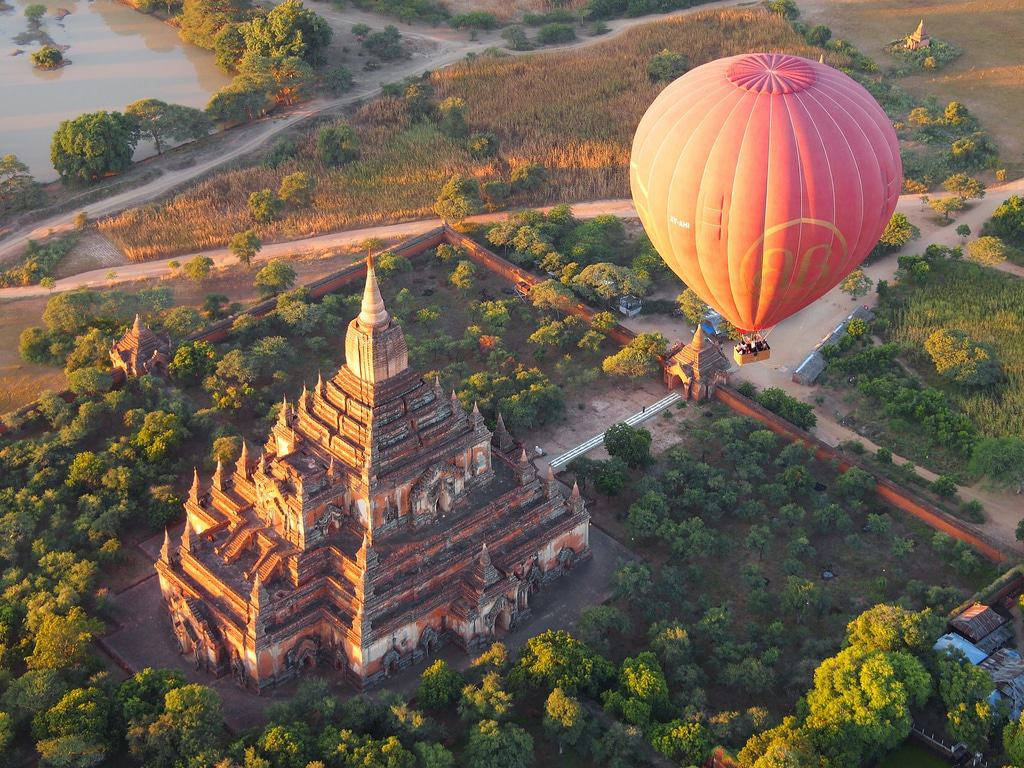 Globoaerostático Sobre El Templo De Myanmar Fondo de pantalla