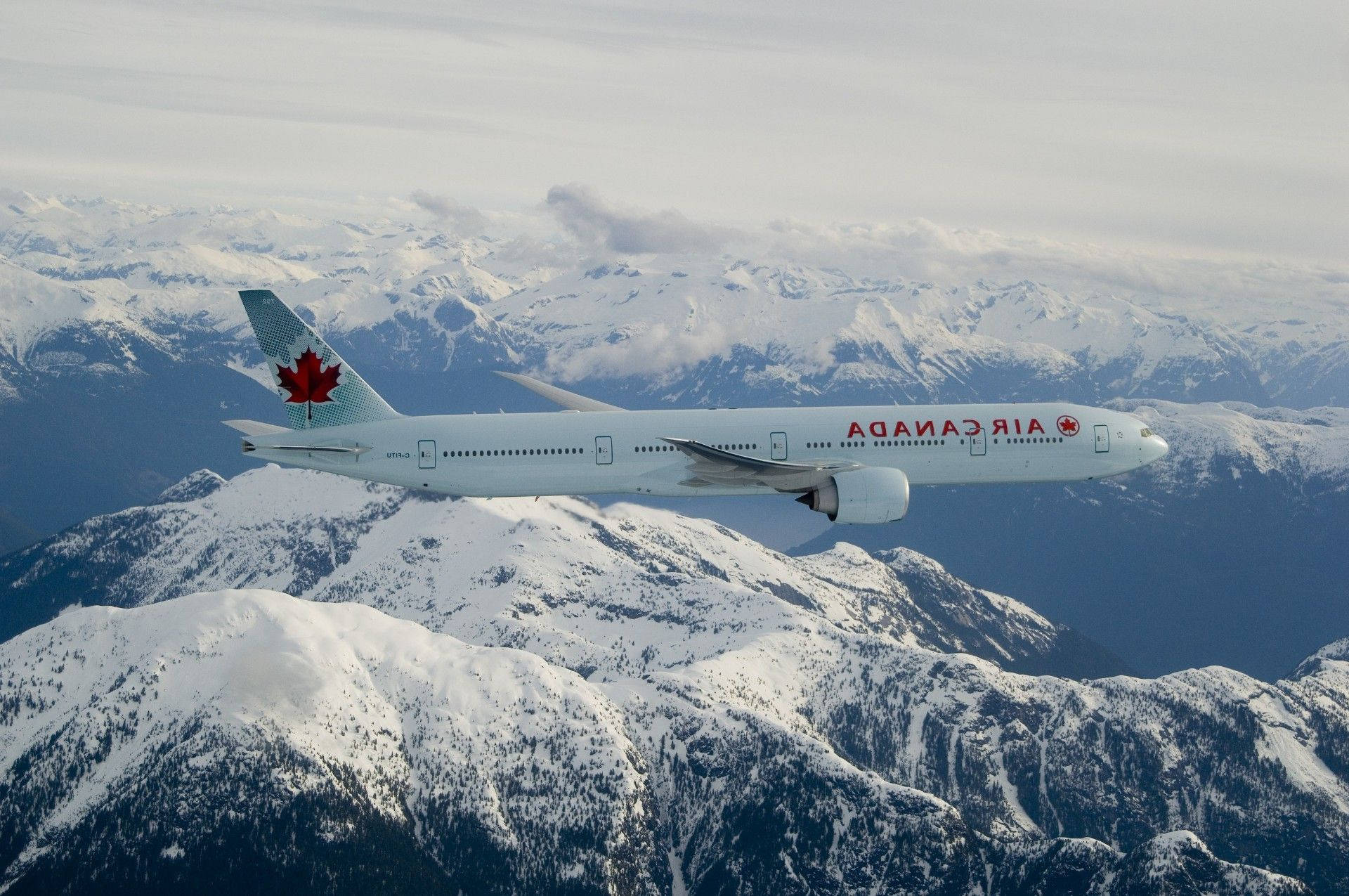 Aviónde Air Canada Sobre Una Montaña Fondo de pantalla