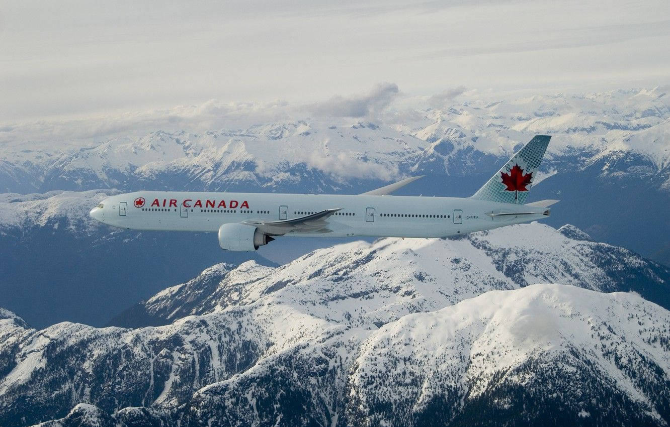 Air Canada fly over sneklædde bjerg Wallpaper