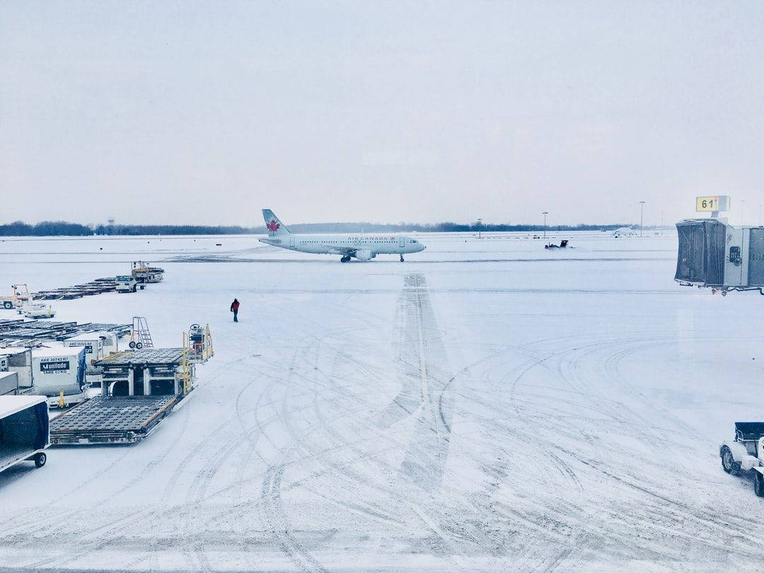 Aviónde Air Canada En La Nieve. Fondo de pantalla