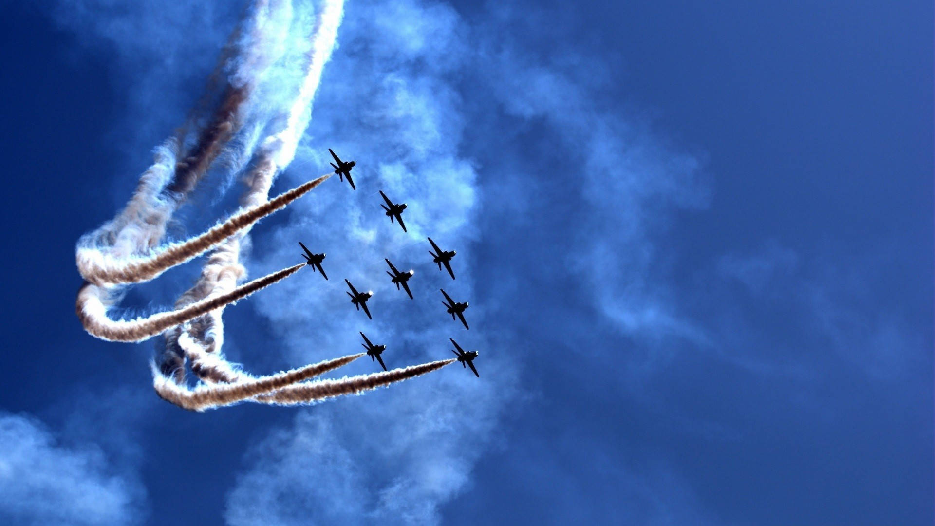 of Its Engines Flying Over the Clouds - Air Force Jets med efterladte spor af deres motorer, som flyver over skyerne Wallpaper