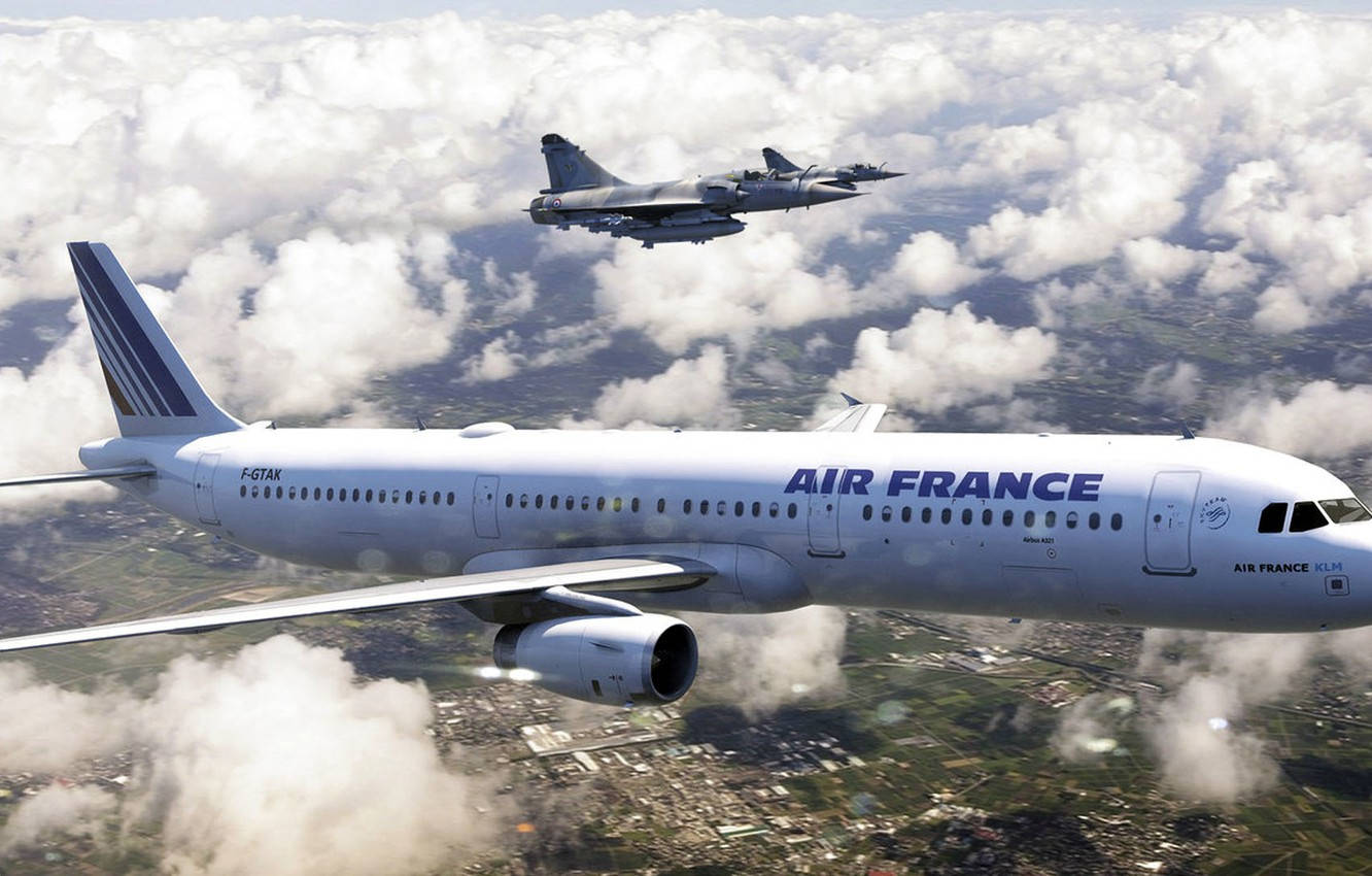 Airfrance Airbus A321 Y Avión De Combate. Fondo de pantalla