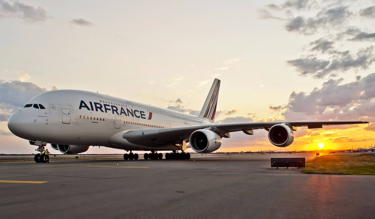 Aviónairbus A380 De La Aerolínea Air France Al Amanecer Fondo de pantalla
