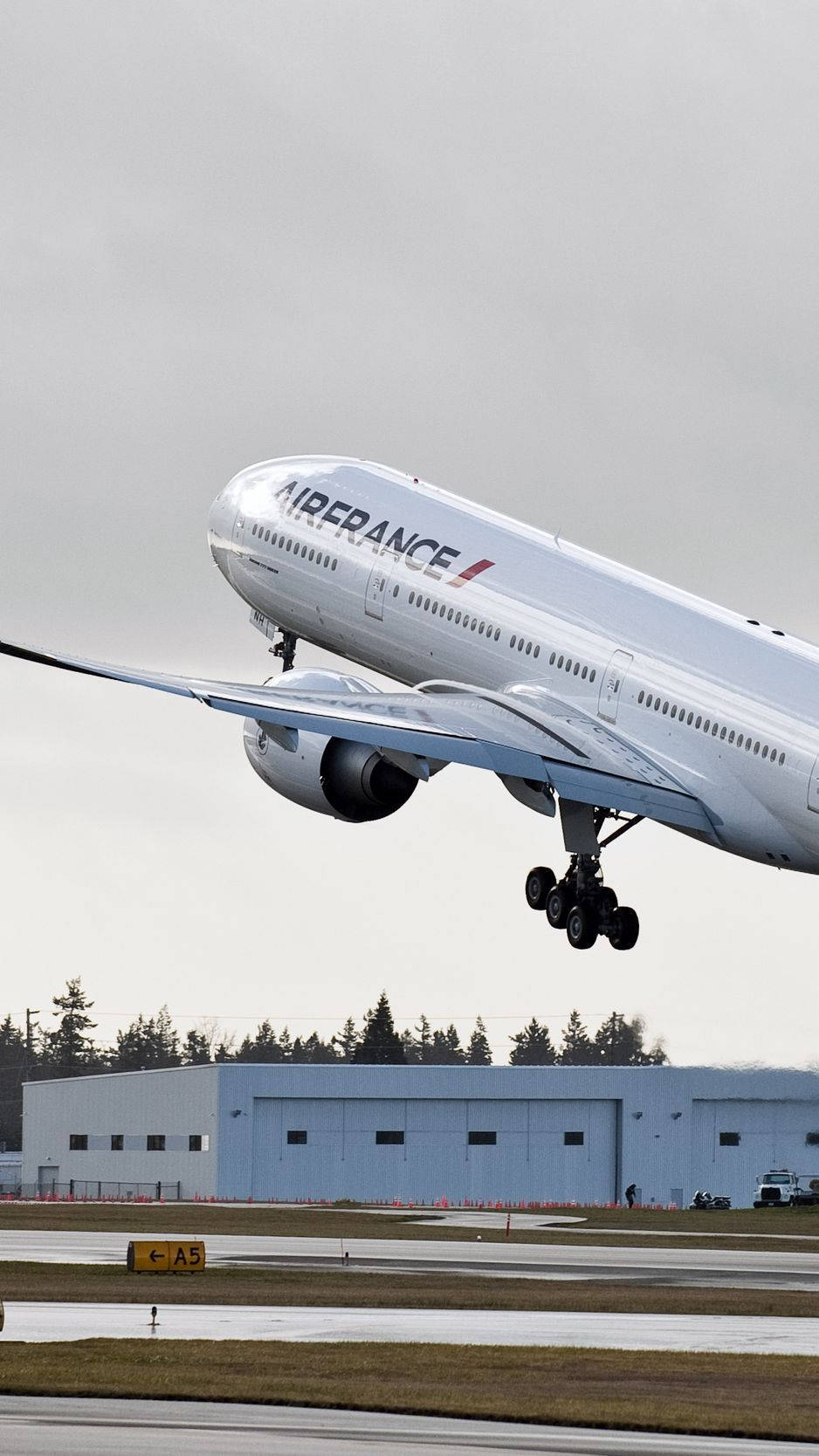 Aviónde La Aerolínea Air France, Modelo Boeing 777, Volando Sobre El Suelo. Fondo de pantalla
