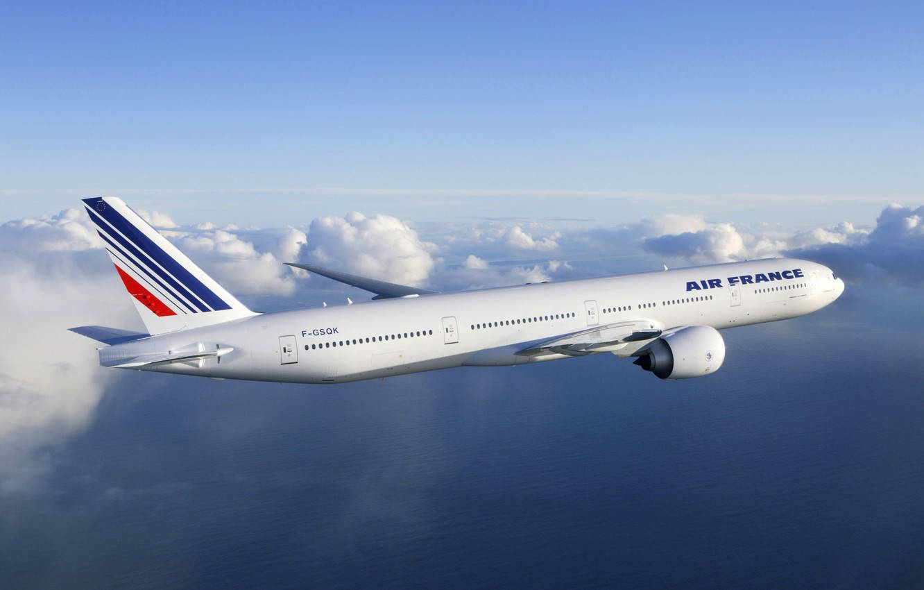 Aviónboeing 777 De La Aerolínea Air France Y Nubes. Fondo de pantalla