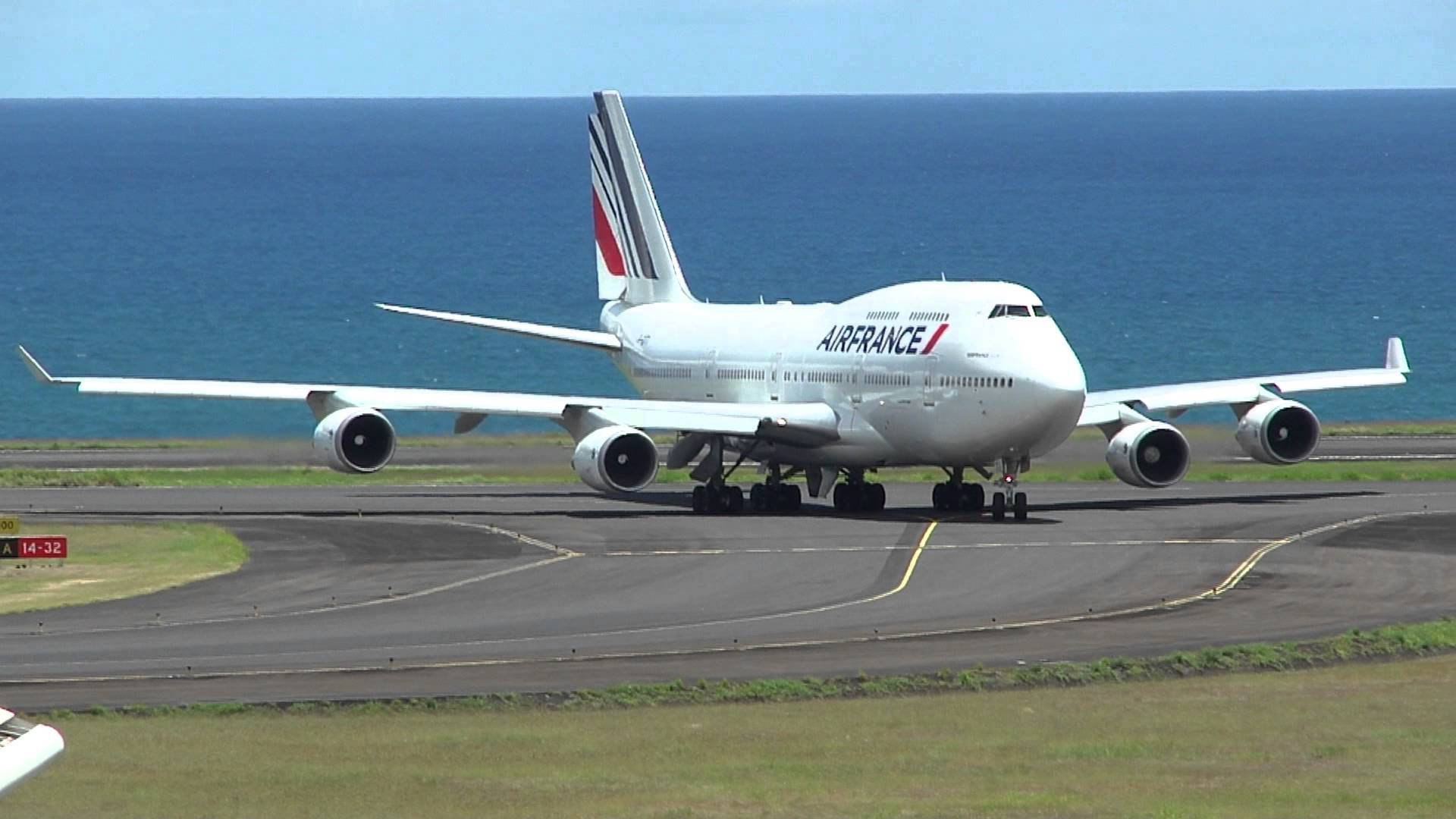Airfrance Boeing 747-400 Sulla Pista Di Decollo Sfondo