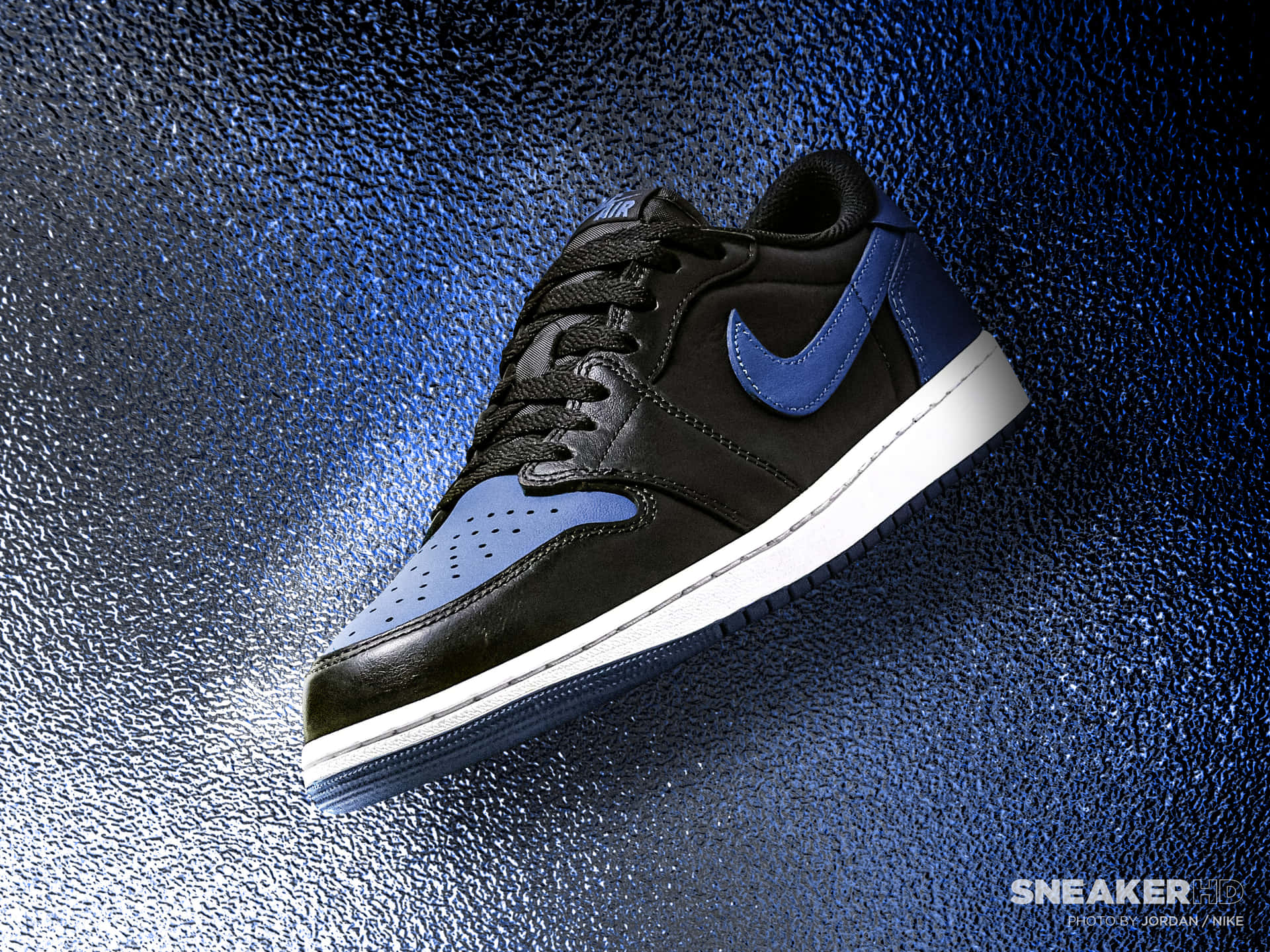 Et sort og blåt Nike-sneaker tapet Wallpaper