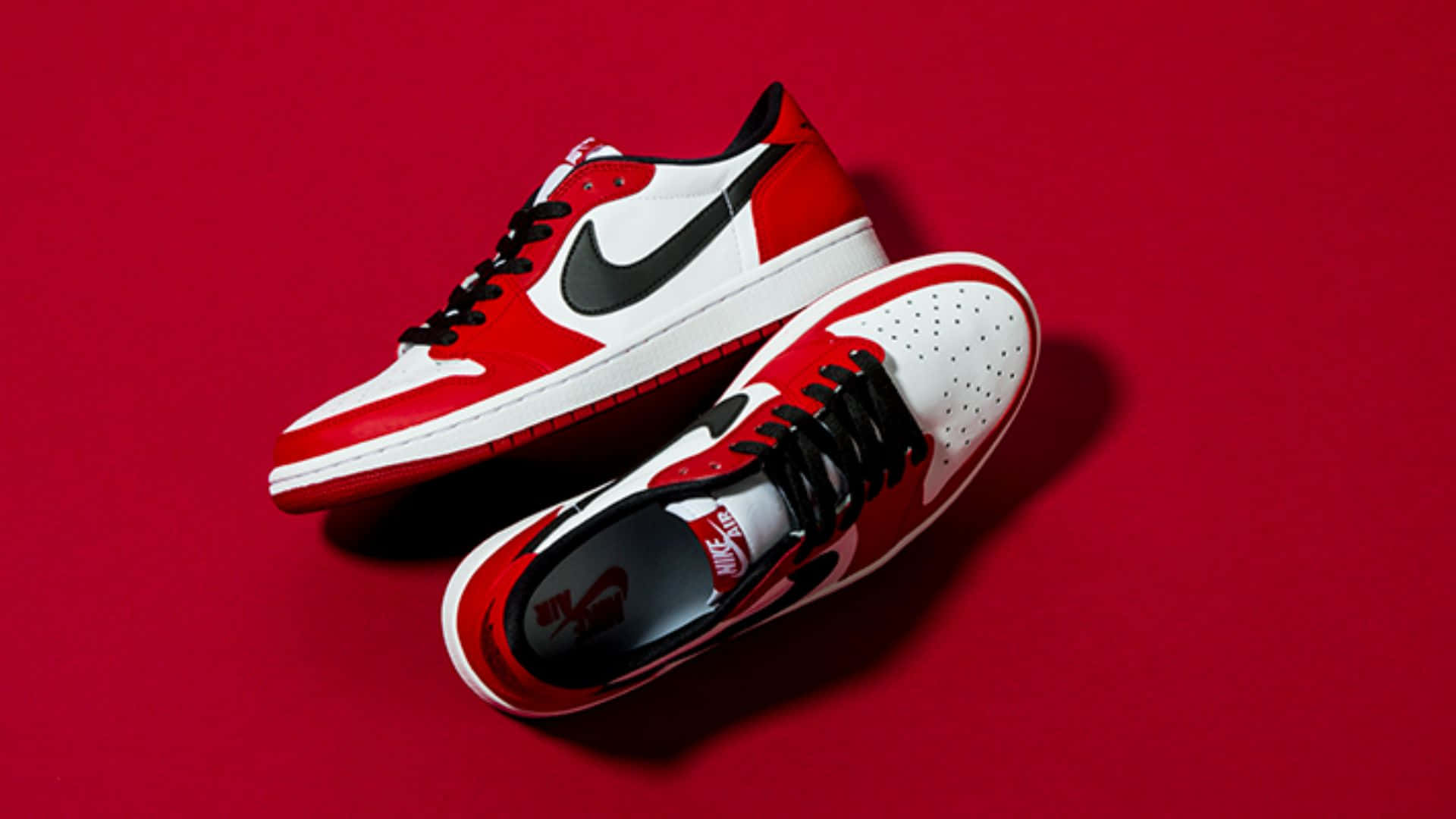 De ikoniske Nike Air Jordan 1 Red og White basketball sneakers. Wallpaper