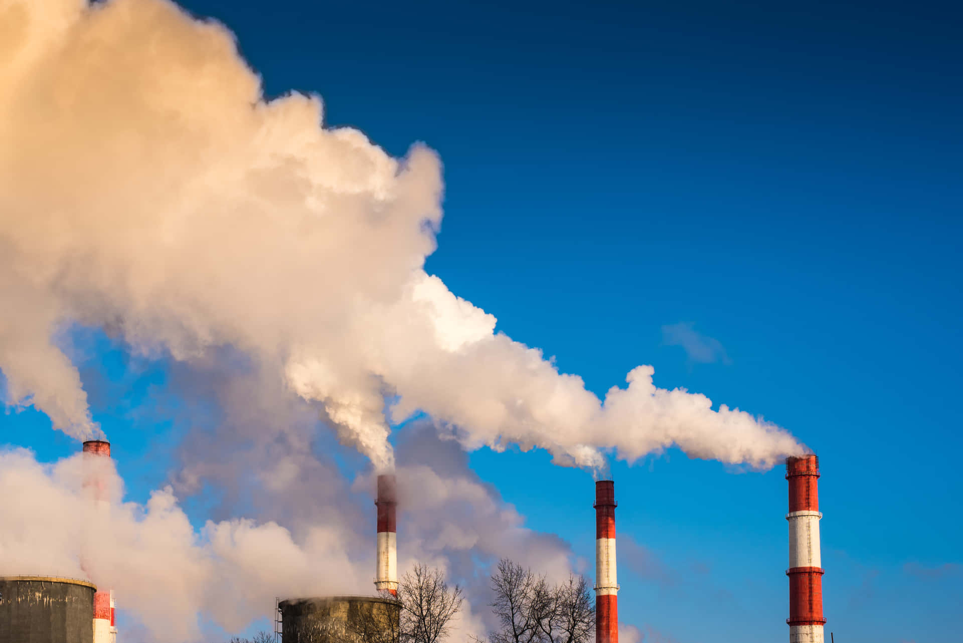 Raffineriaindustriale E Città In Lontananza, Entrambi Maggiori Responsabili Dell'inquinamento Atmosferico