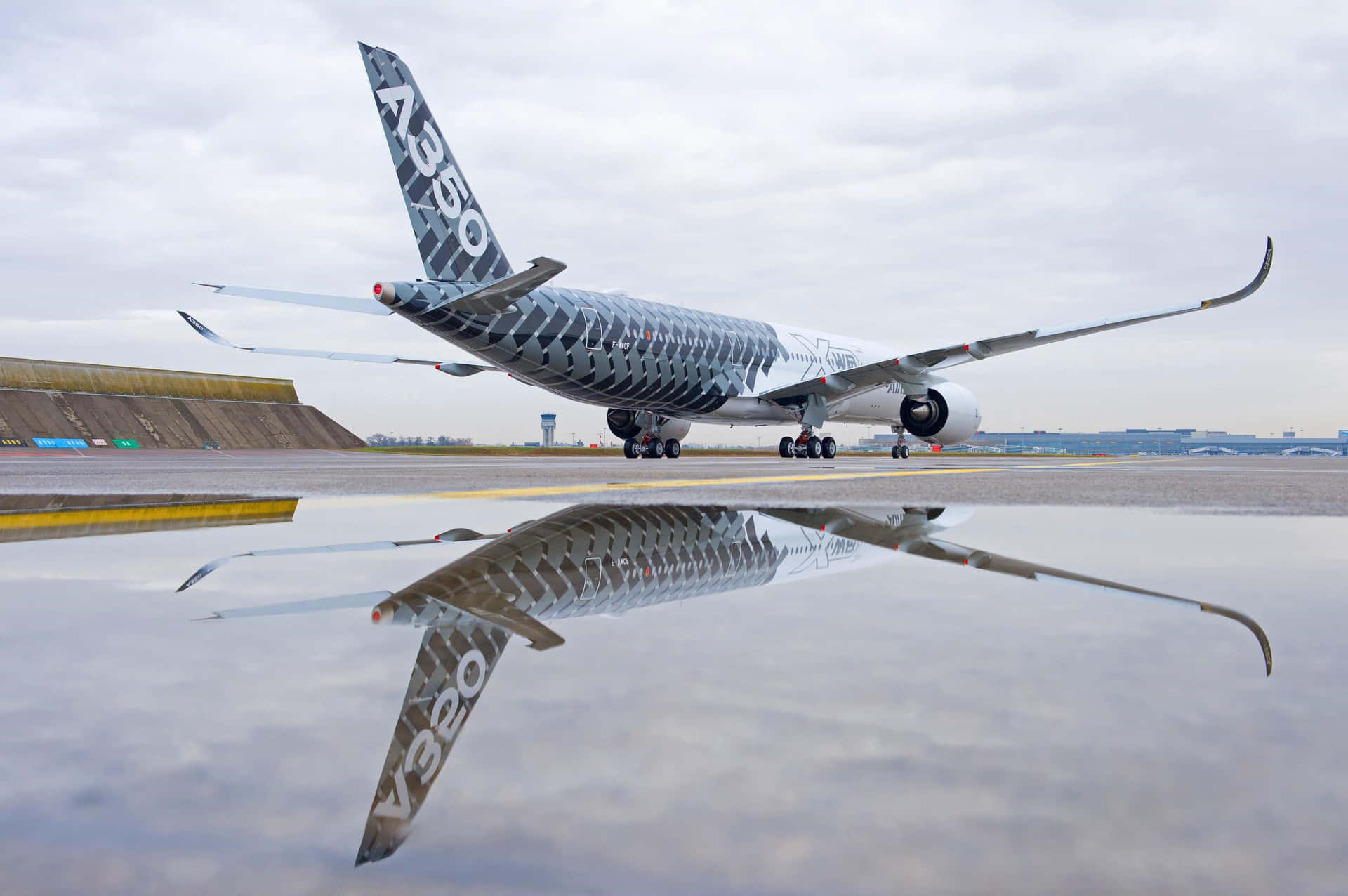 Airbus A350 Carbon Livery Reflection Wallpaper