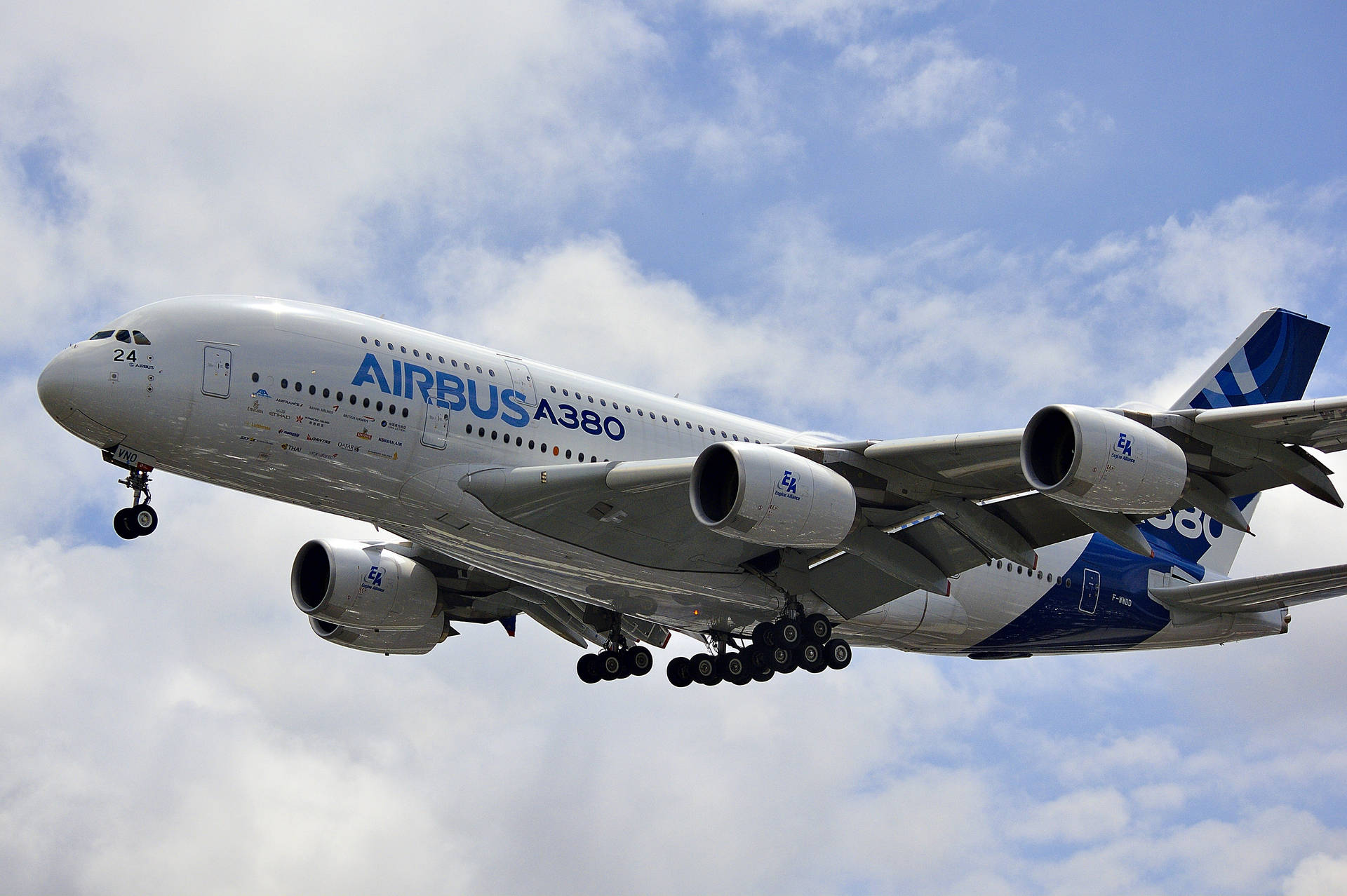 Aviãoairbus A380 Em Exposição Aeroespacial. Papel de Parede