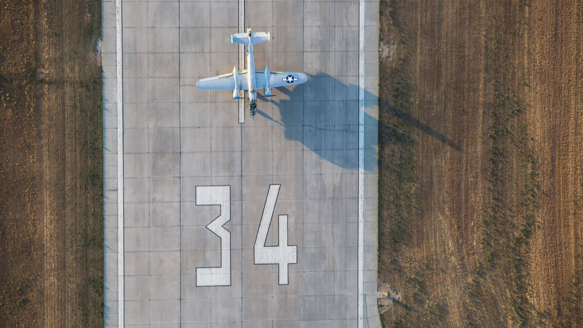 Flugzeugauf Der Startbahn Wallpaper