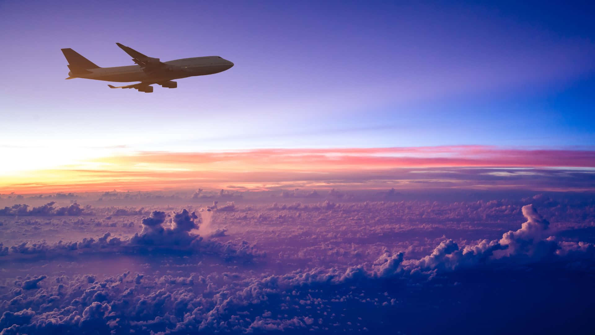 Flugzeugauf Hintergrund Des Sonnenuntergangshimmels