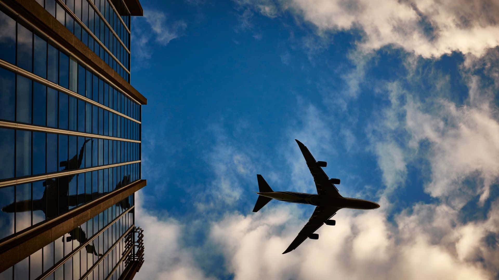 Hintergrundfotomit Flugzeug Im Wurmperspektiven-blick