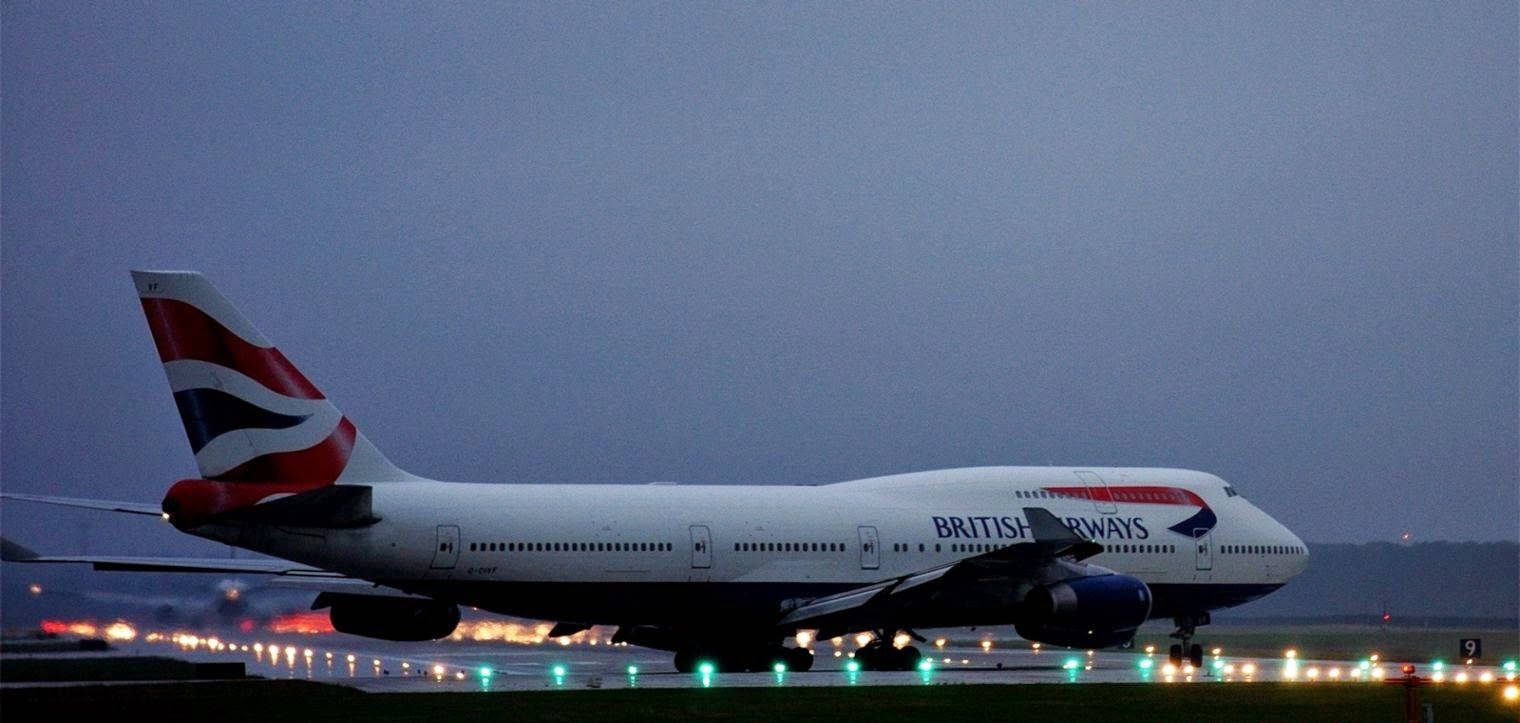 Flyv fra British Airways midt over skyer Wallpaper