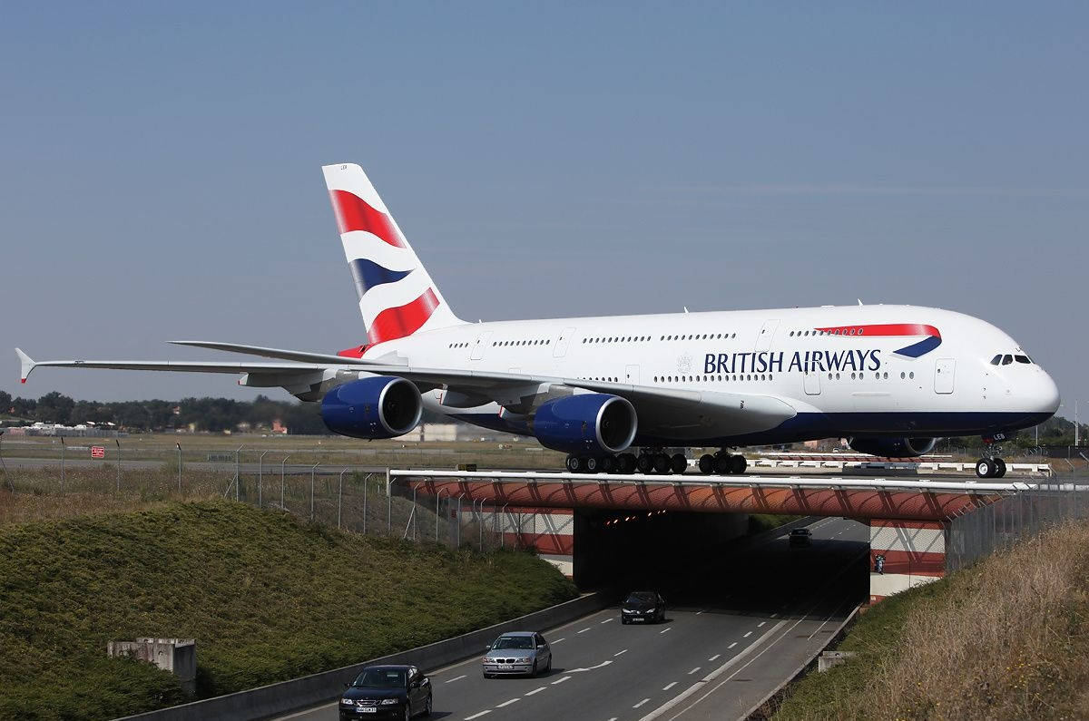 Flygplanfrån British Airways Över Vägtunneln. Wallpaper