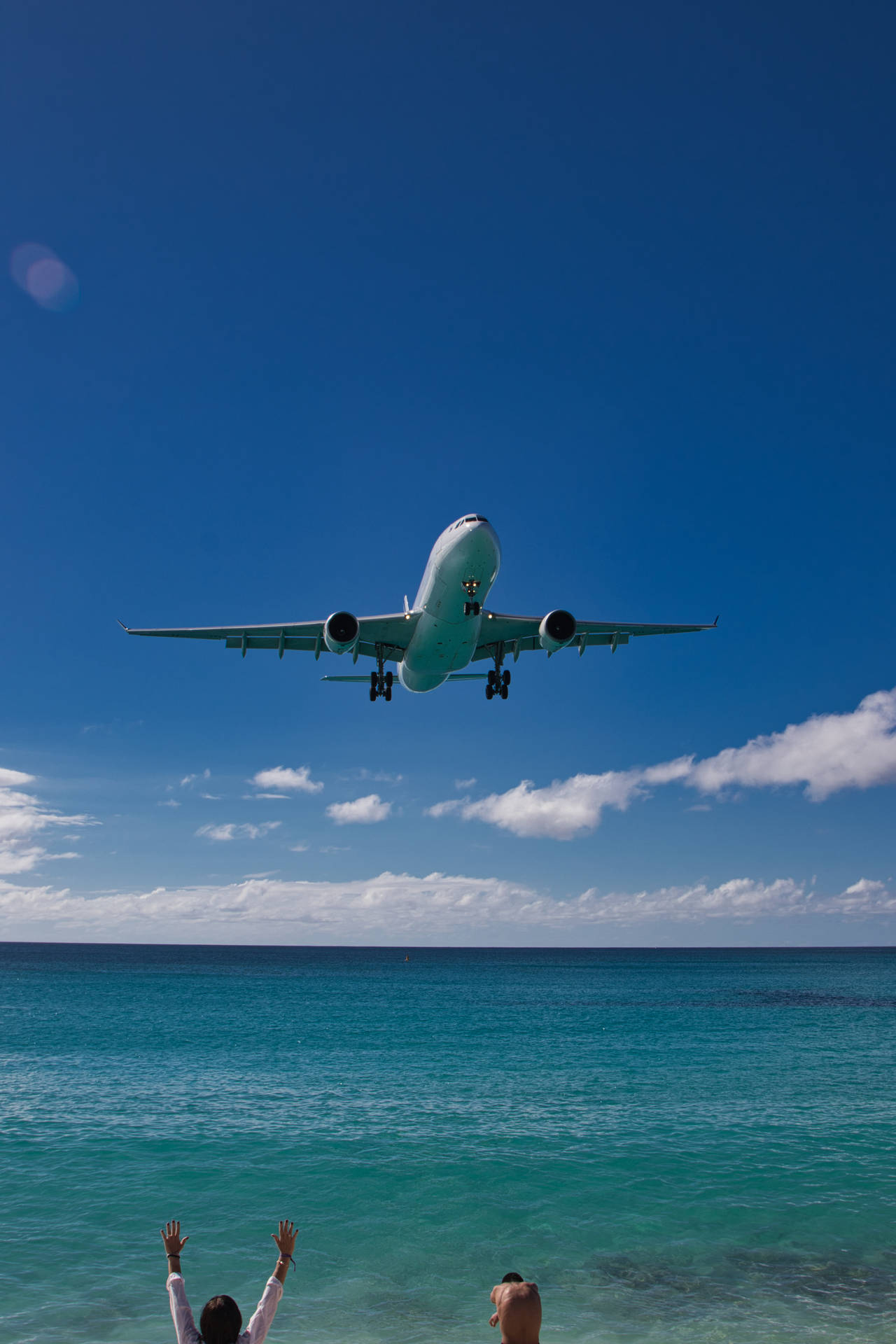 Airplane Passing Through The Beach At Sint Maarten Wallpaper