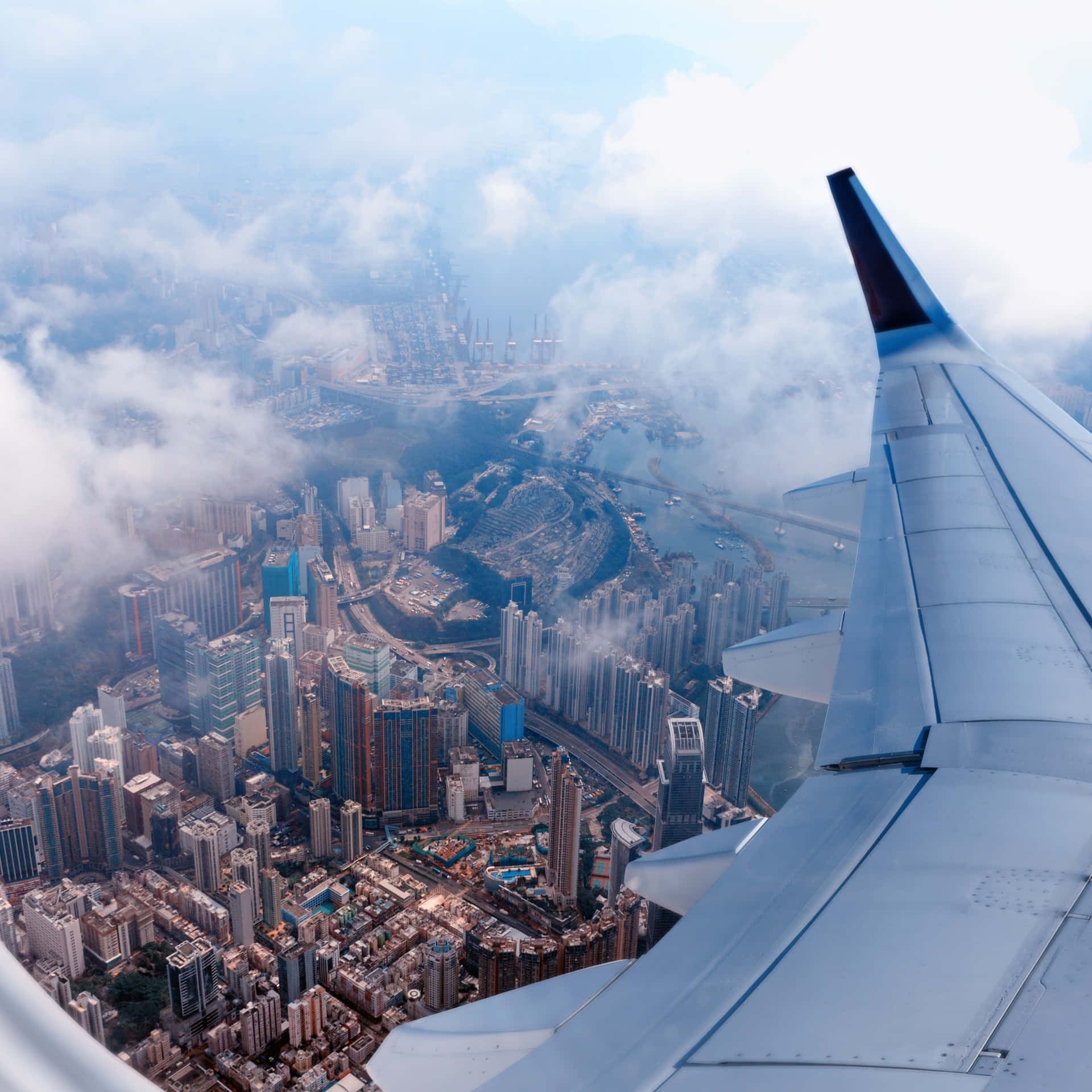 Etsmukt Luftfoto Af Et Fly, Der Flyver Over Skyerne I Den Klare, Blå Himmel.
