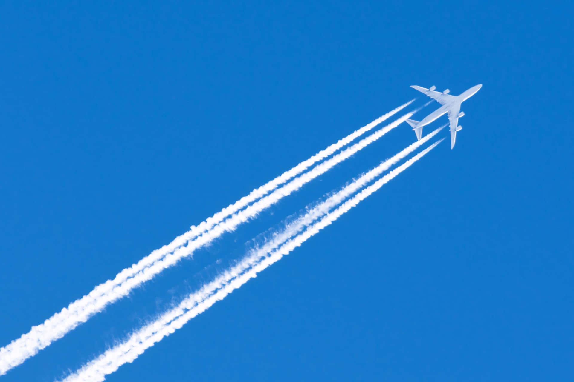 Unairbus A321 Vola Attraverso Un Cielo Blu