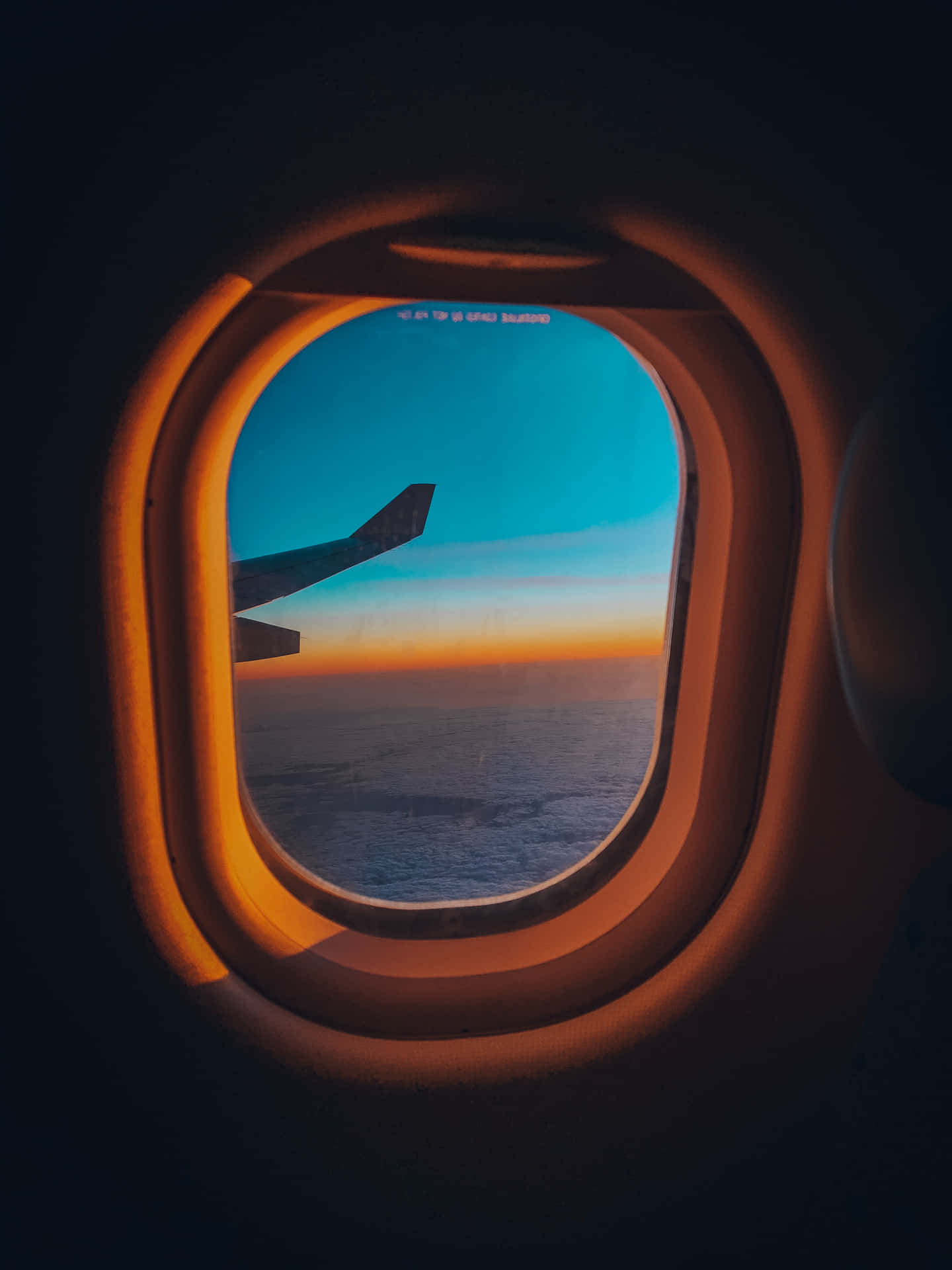 Vistadesde La Ventana De Un Avión Durante El Atardecer.