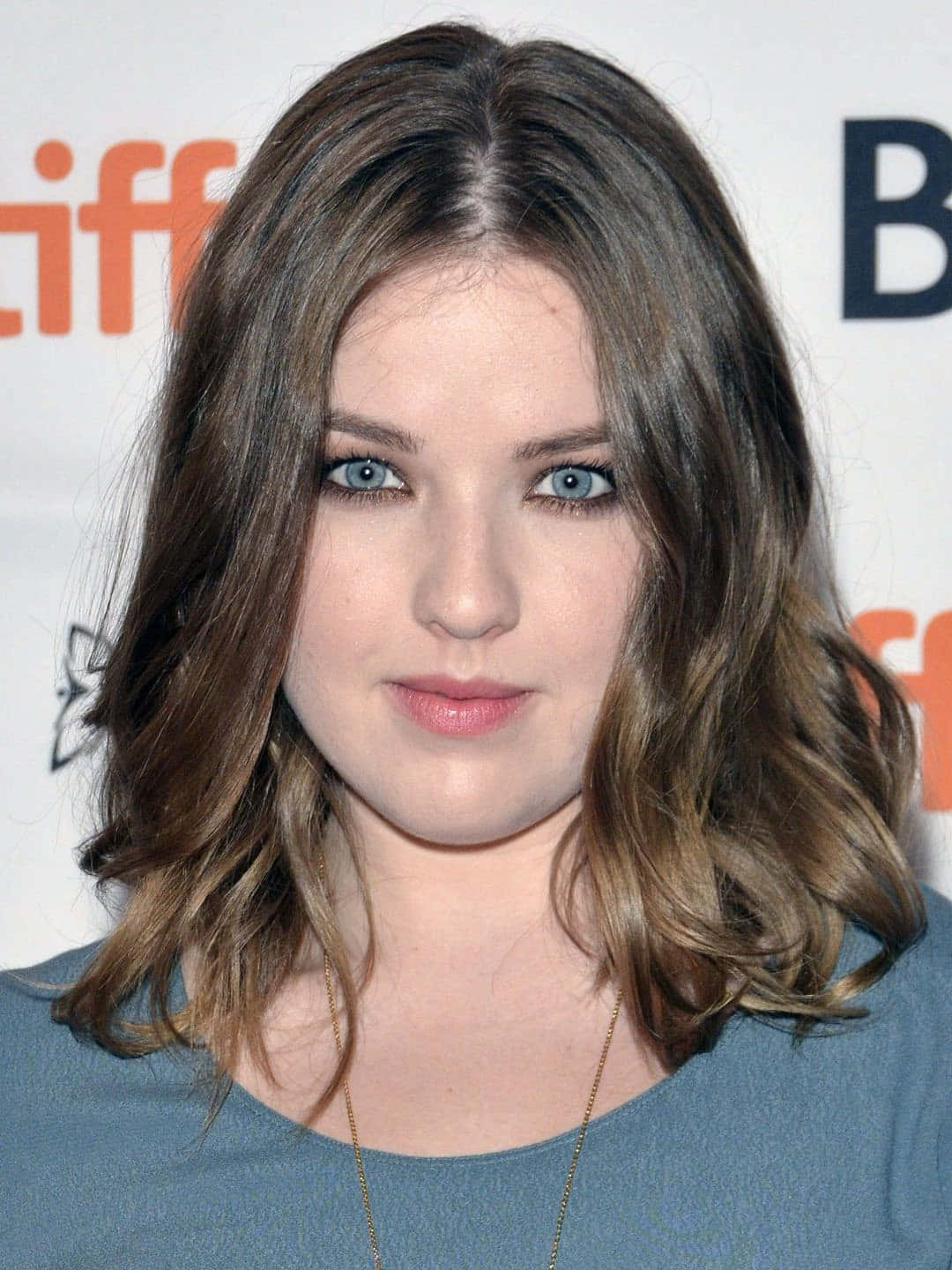 Aislinn Paul Portraitat Event Wallpaper