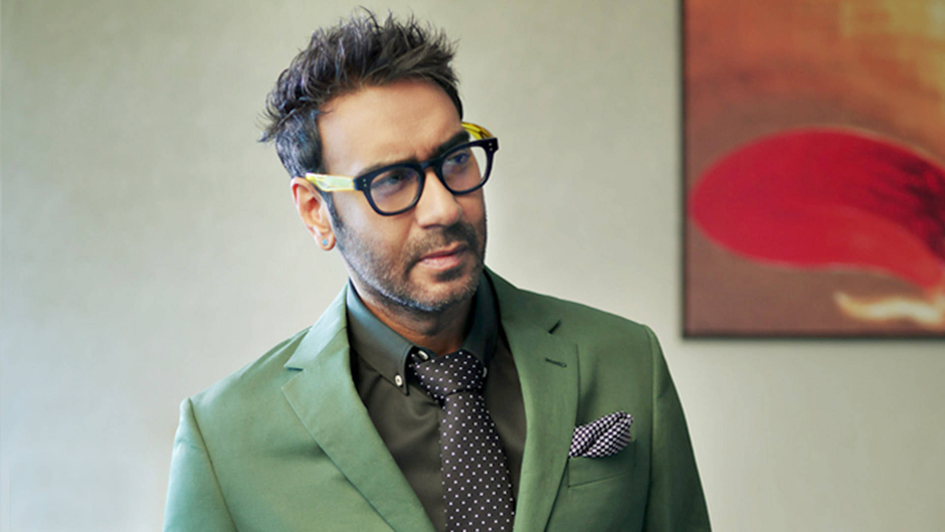 Ajay Devgn i grøn tuxedo tapet Wallpaper