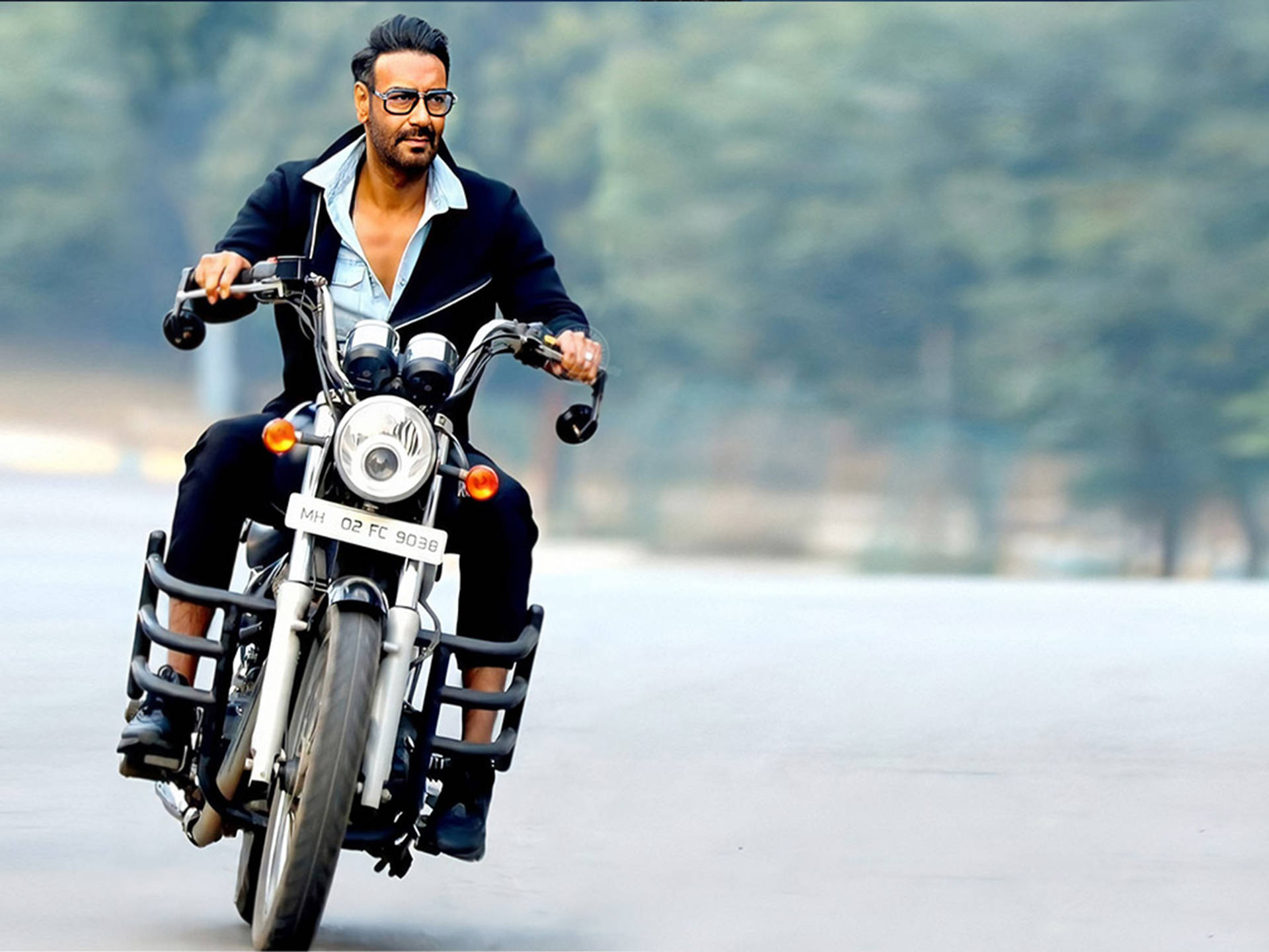 Tomade Ajay Devgn En Una Motocicleta Fondo de pantalla