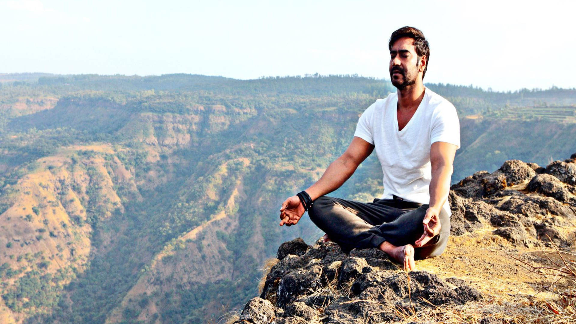 Ajaydevgn Practicando Yoga En Agent Jackson Fondo de pantalla