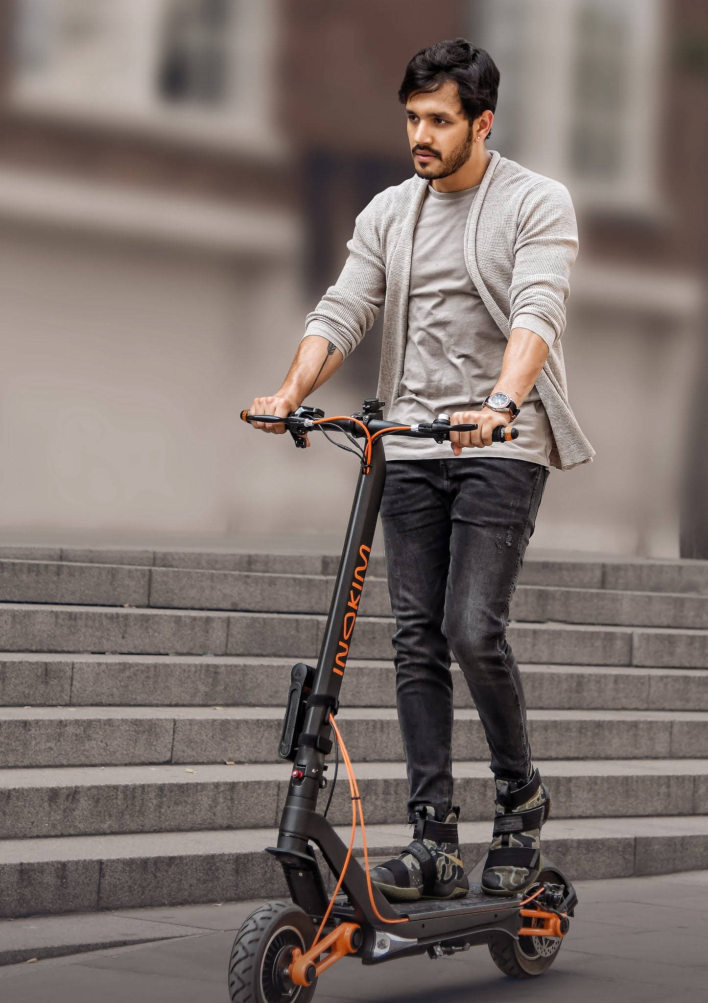 Akhil Akkineni tager en tur på sin cykel Wallpaper