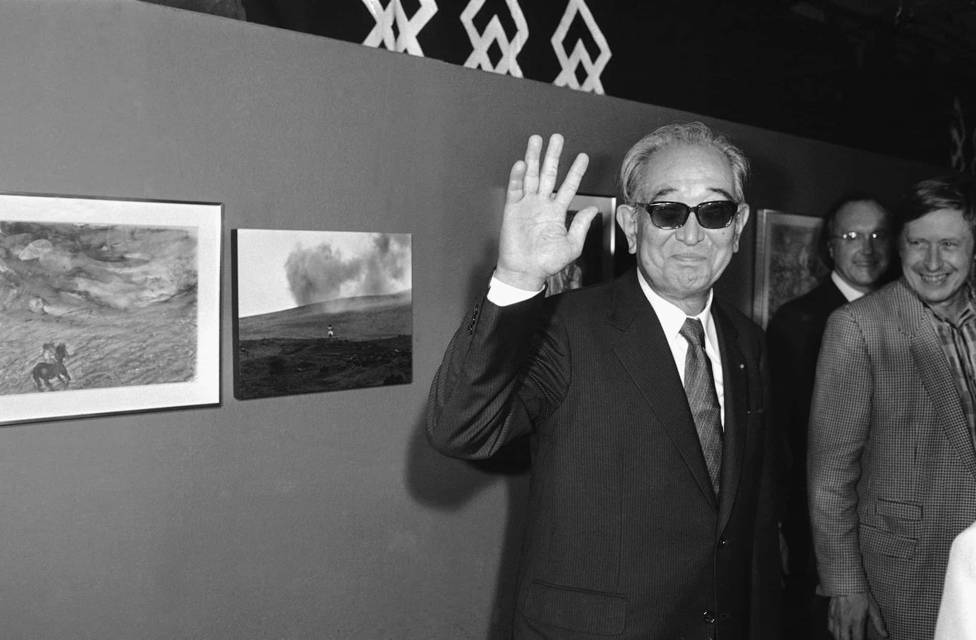 Master filmmaker Akira Kurosawa on set Wallpaper