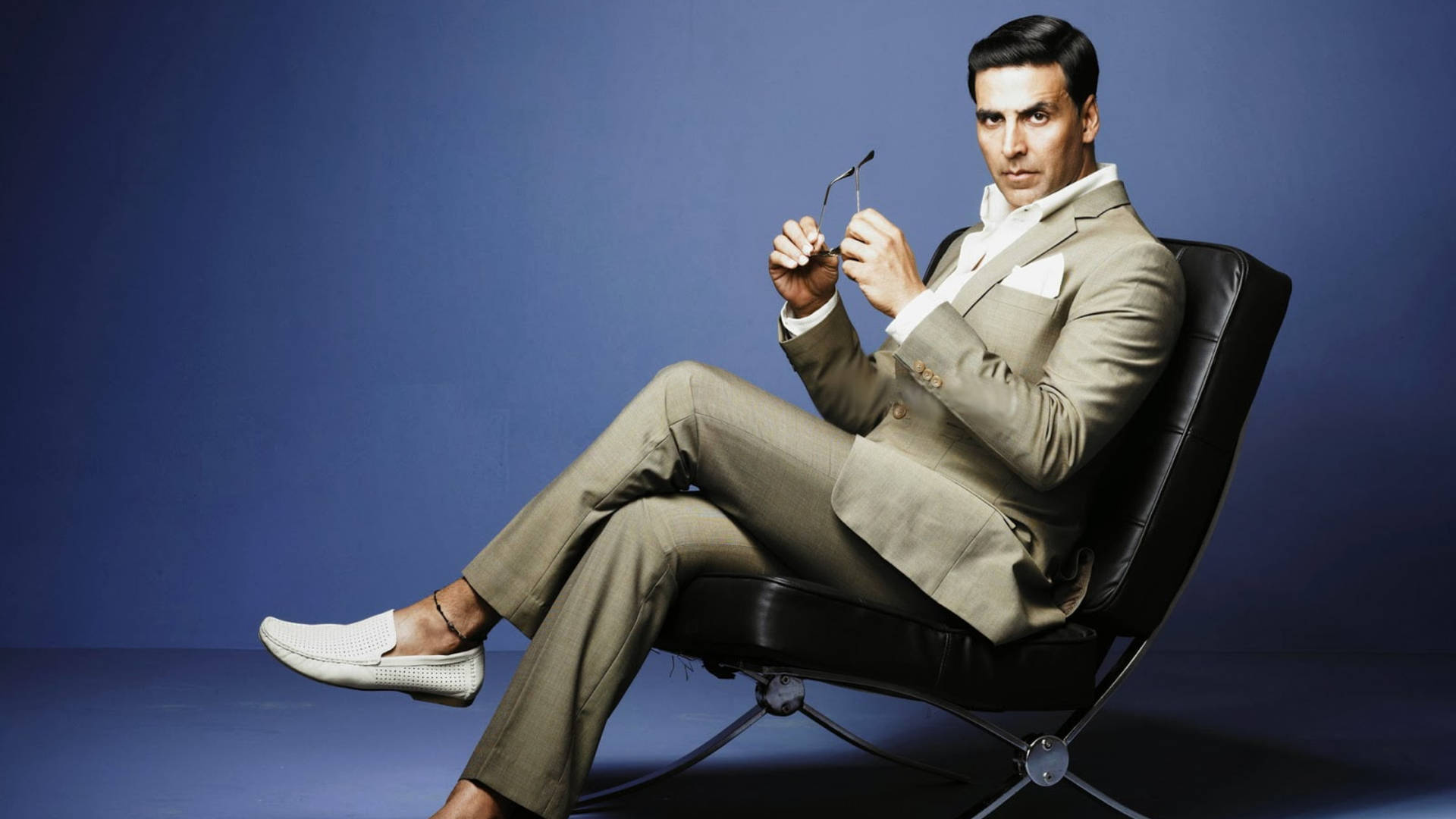 Akshay Kumar In Gray Suit