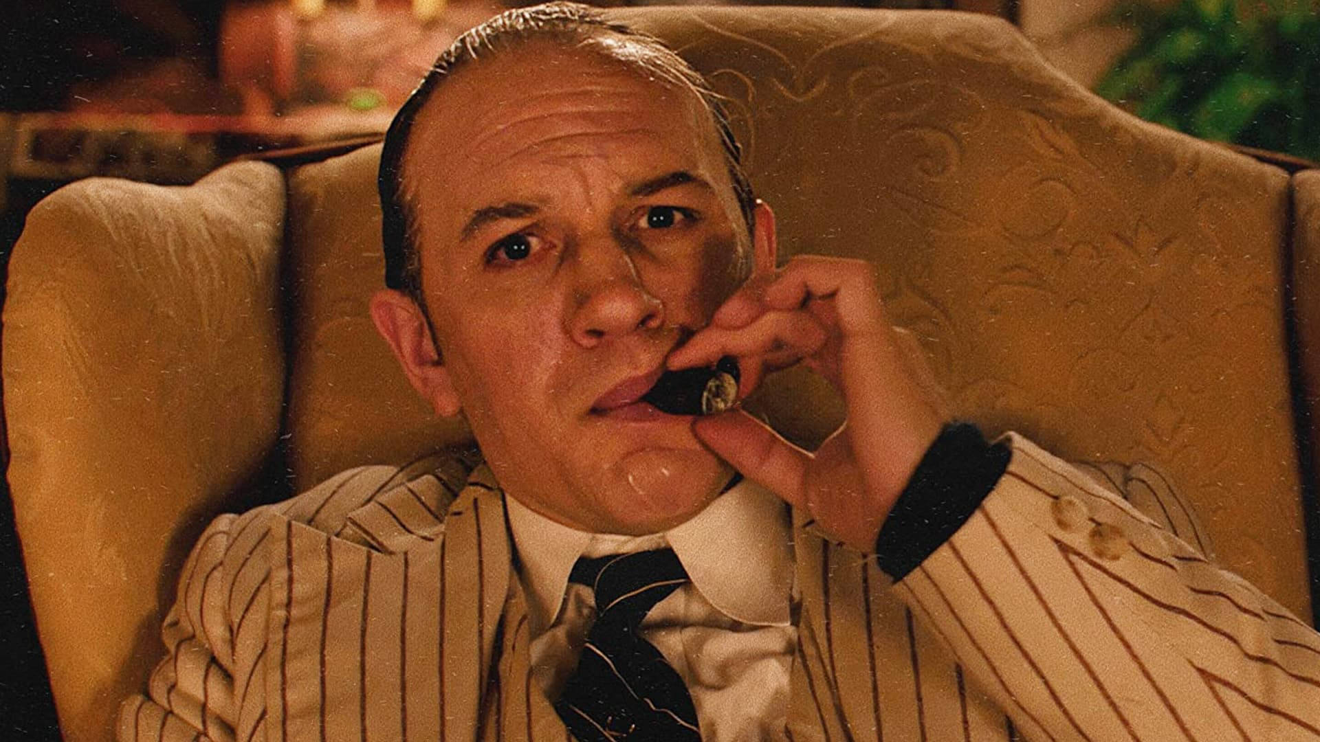 Al Capone With Tobacco On Sofa Wallpaper