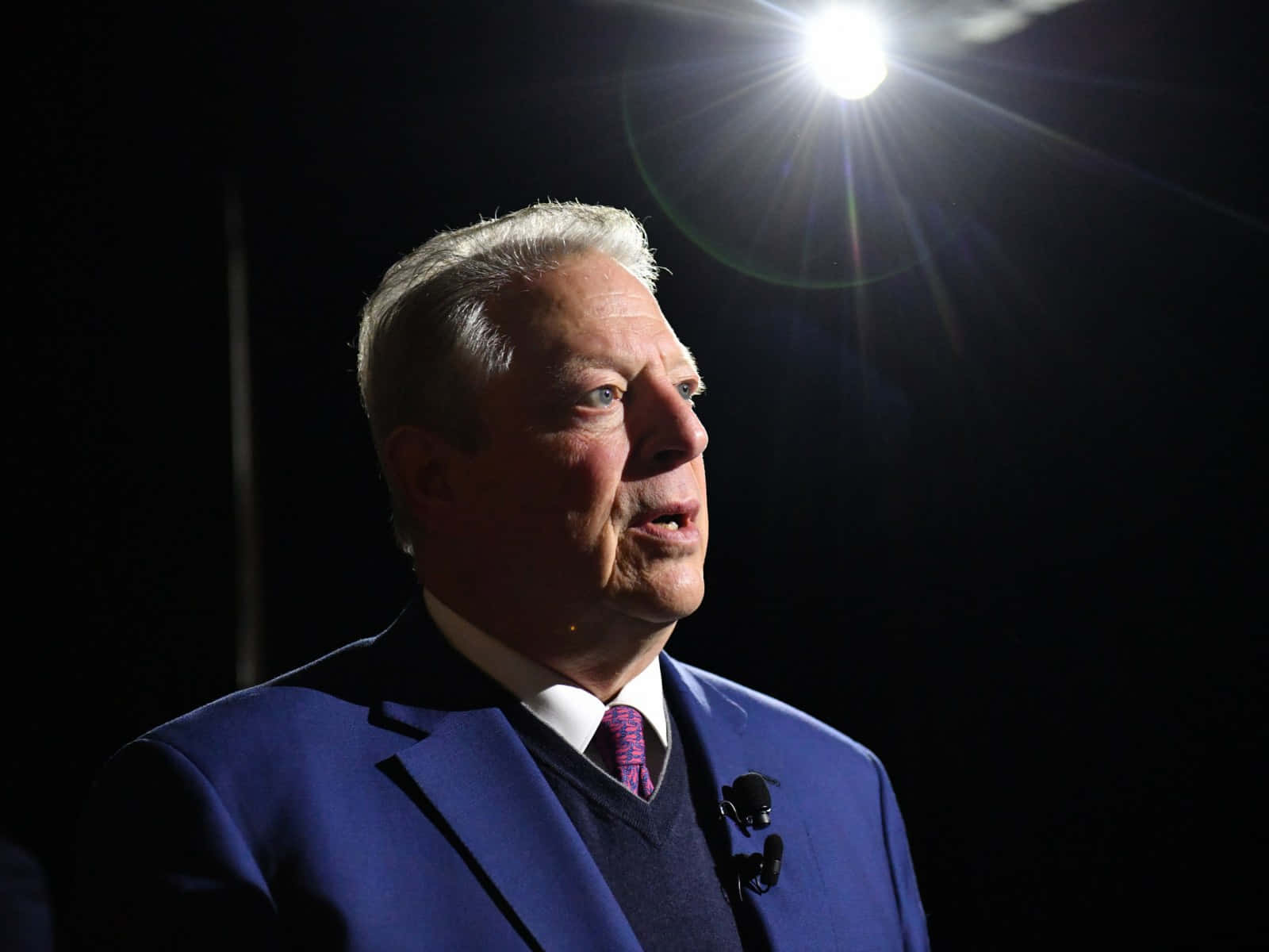 Al Gore Standing Under A Light Wallpaper