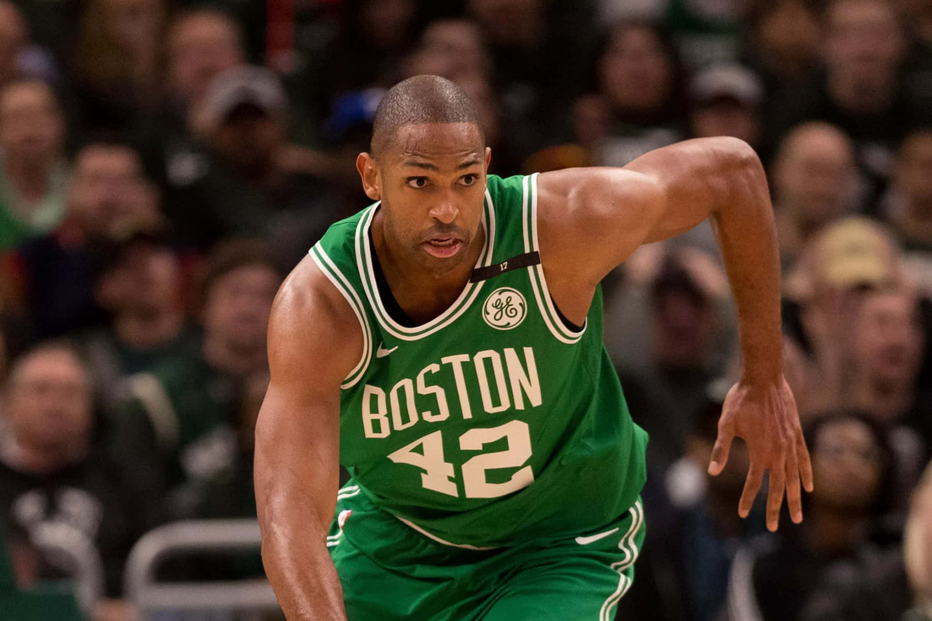 Alhorford Compitiendo Apasionadamente En La Cancha De Baloncesto Para Los Boston Celtics
