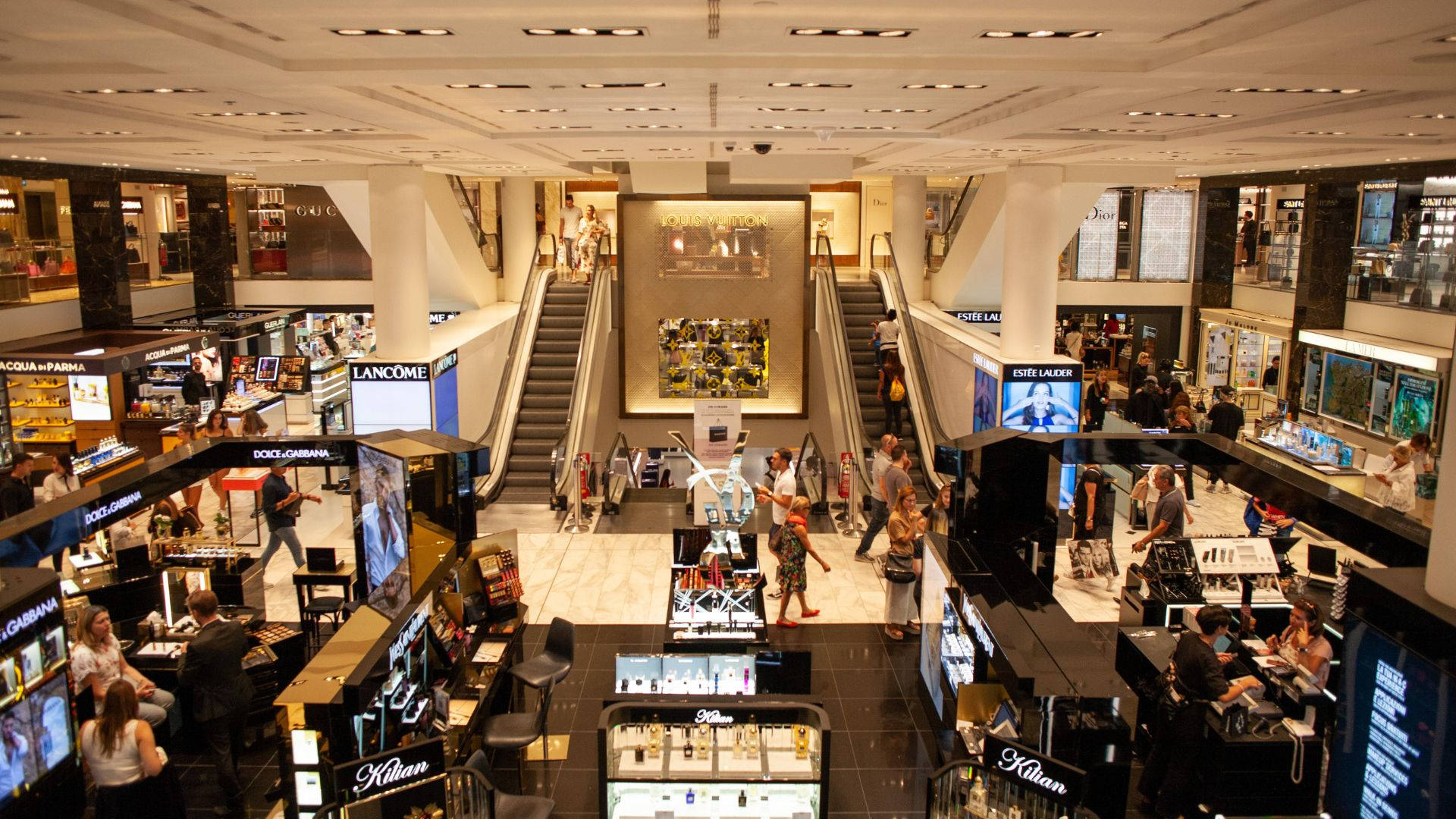 Aperturade La Tienda Capital En El Centro Comercial Al Madni. Fondo de pantalla