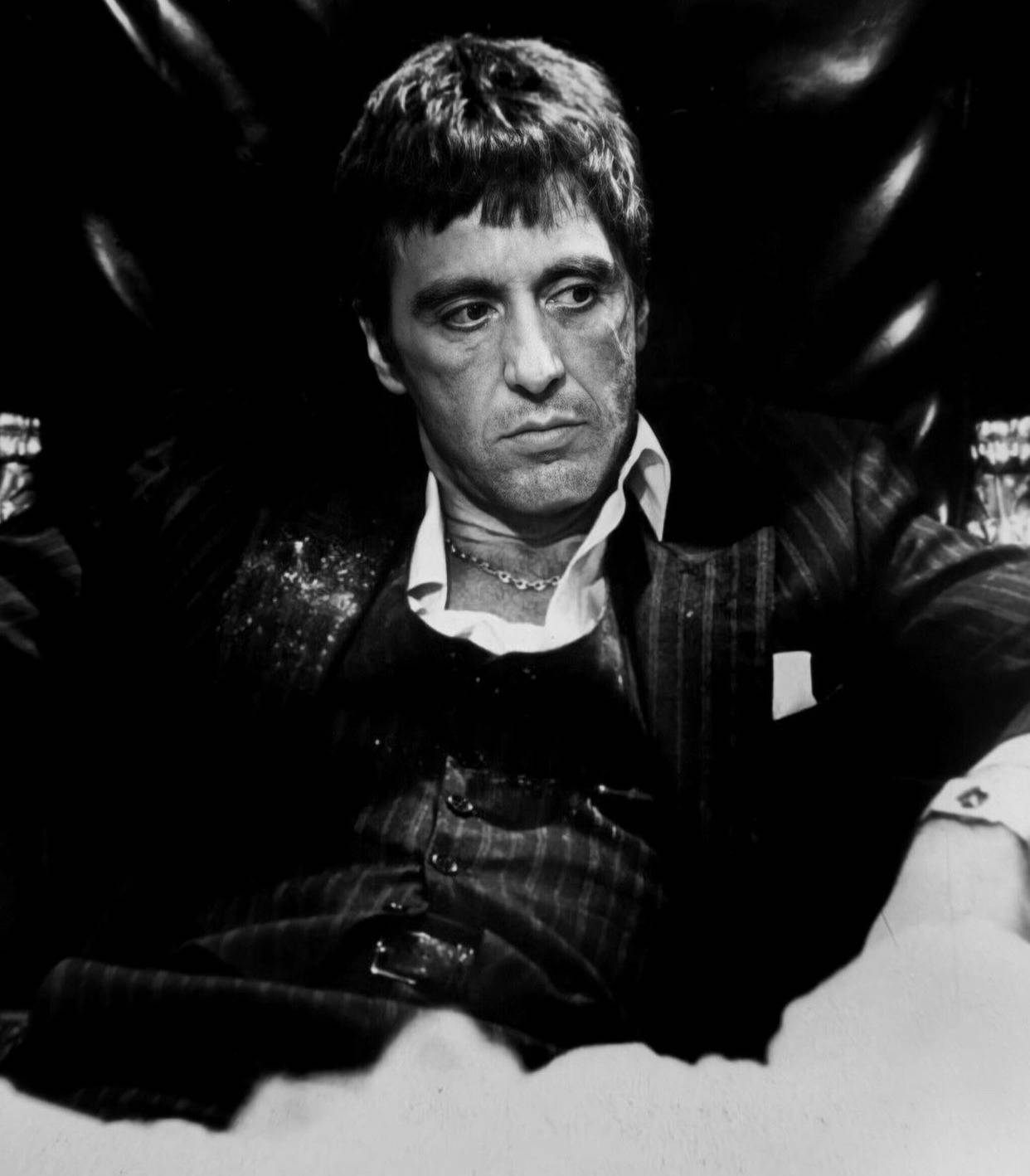 Al Pacino Scarface i stripet dragt figur Desktop Wallpaper Wallpaper