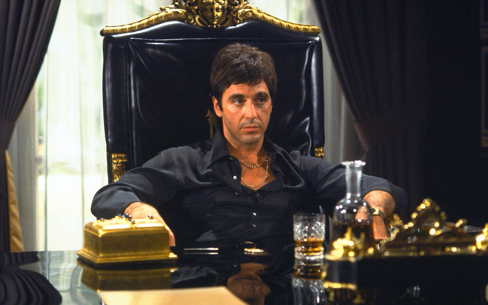 Al Pacino Scarface Med Whisky Wallpaper