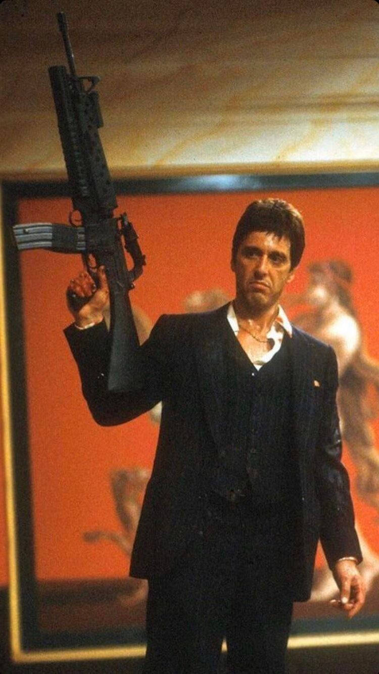 Al Pacino Scarface Ved At Løfte Et Våben Wallpaper