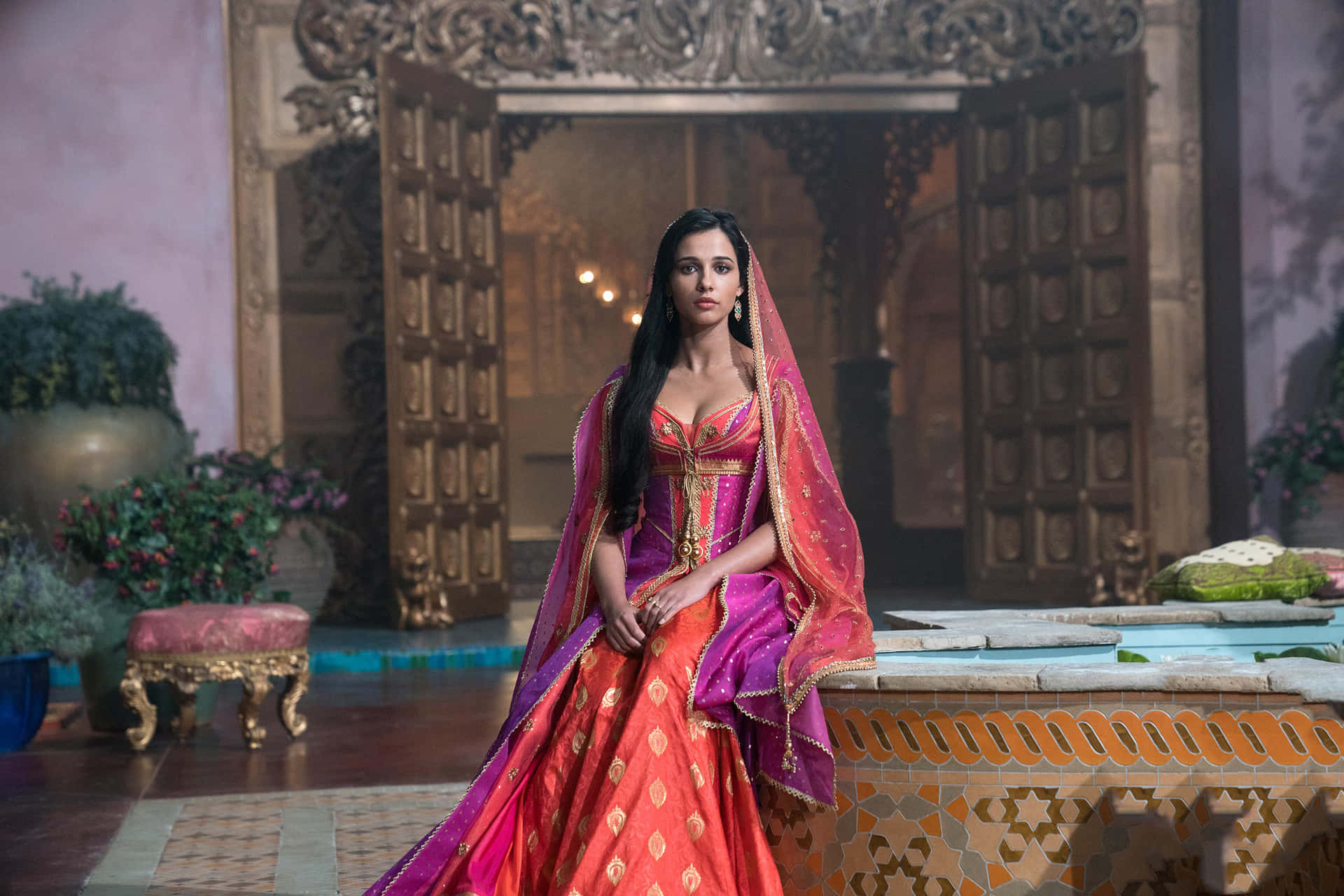 Jasmineog Aladdin Deler Et Romantisk Øjeblik På Agrabah-markedet.