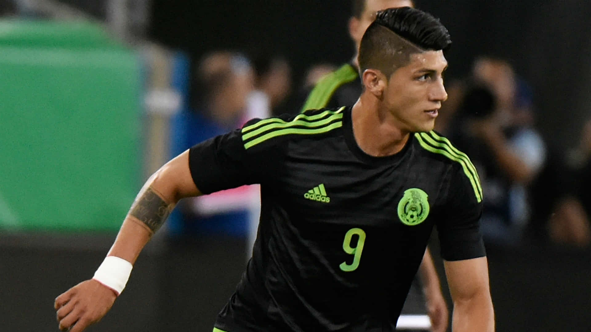 Alan Pulido In Black Adidas Jersey Picture