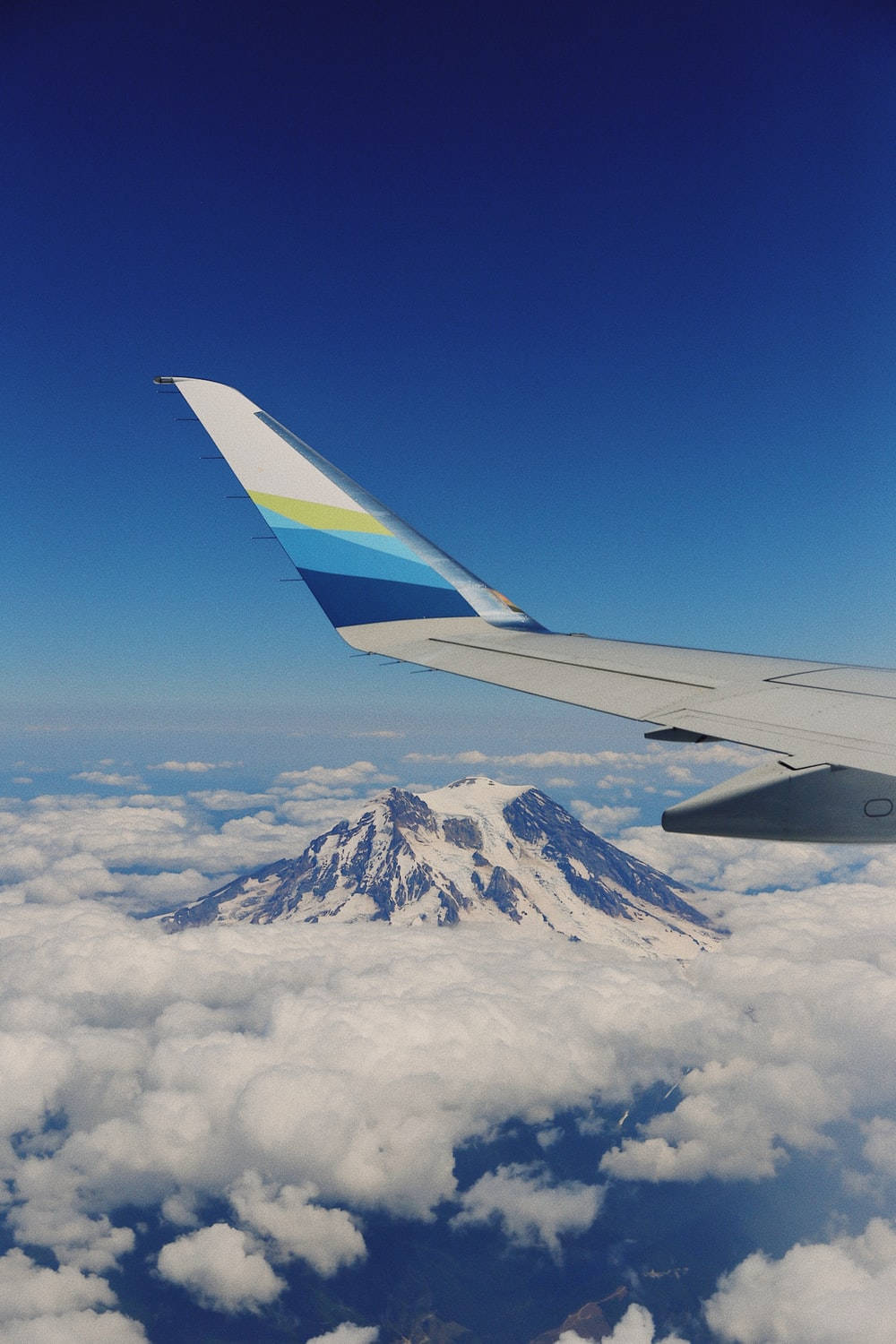Alaska Airlines over høje snefyldte bjerg Wallpaper